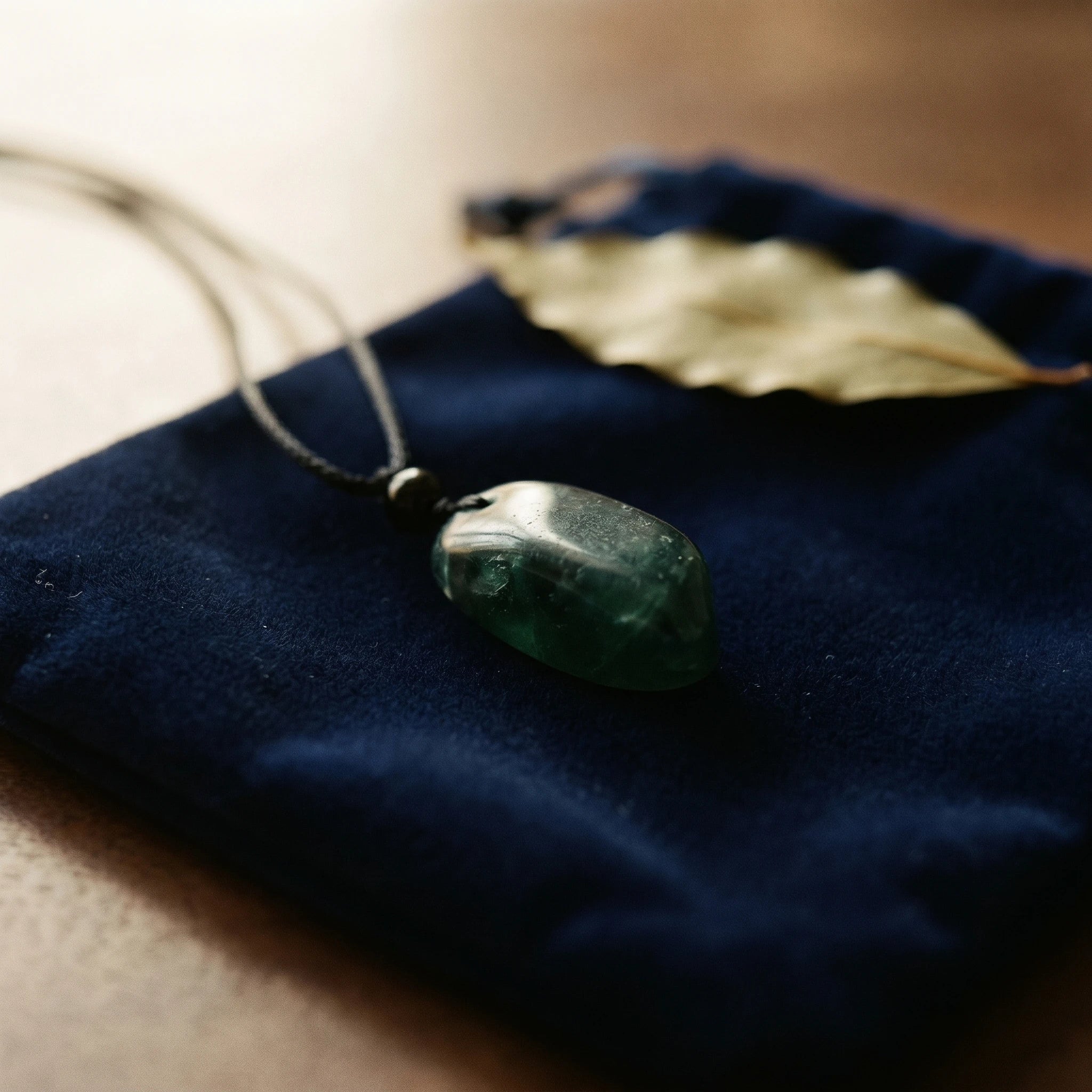 La Fluorite Brute — Collier pendentif pierre brute — vue principale · AURÆN Pierres d'Âme