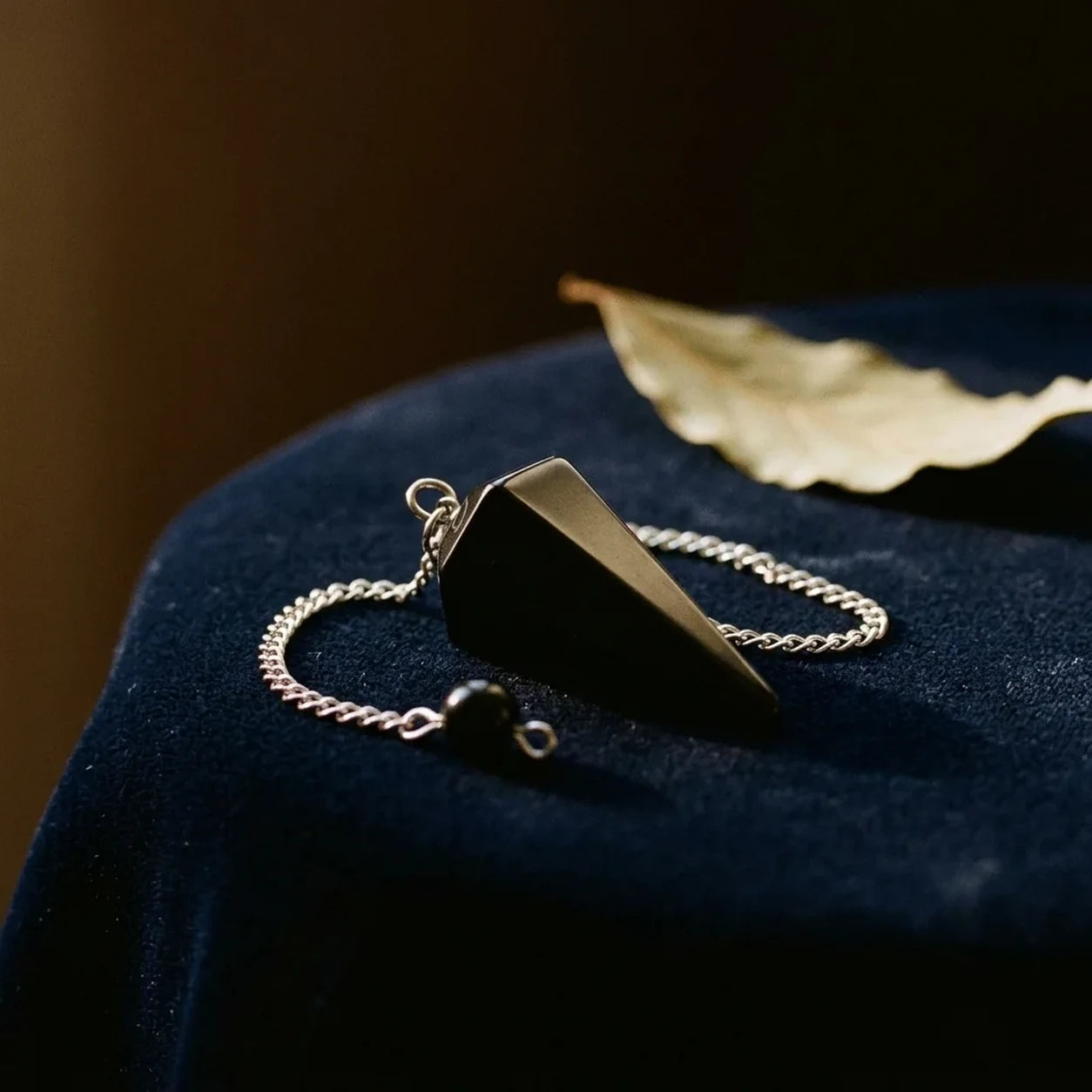 Le Pendule d'Agate noire — Radiesthésie pierre naturelle — vue principale · AURÆN Objets Sacrés