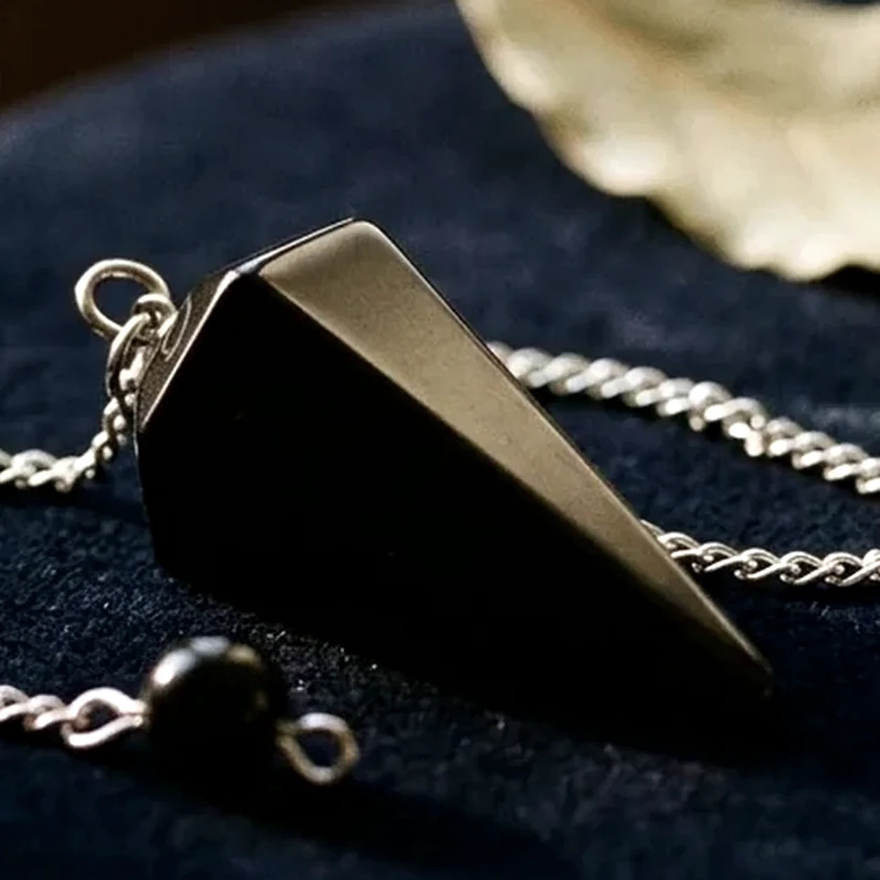 Le Pendule d'Agate noire — Radiesthésie pierre naturelle — détail matière · AURÆN Objets Sacrés