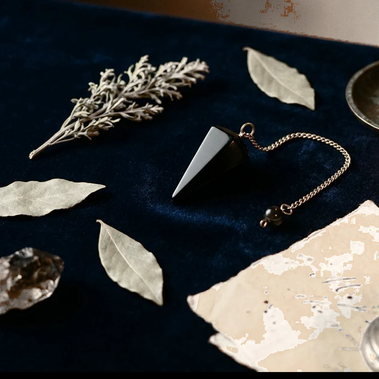 Le Pendule d'Agate noire — Radiesthésie pierre naturelle — mise en scène rituelle · AURÆN Objets Sacrés