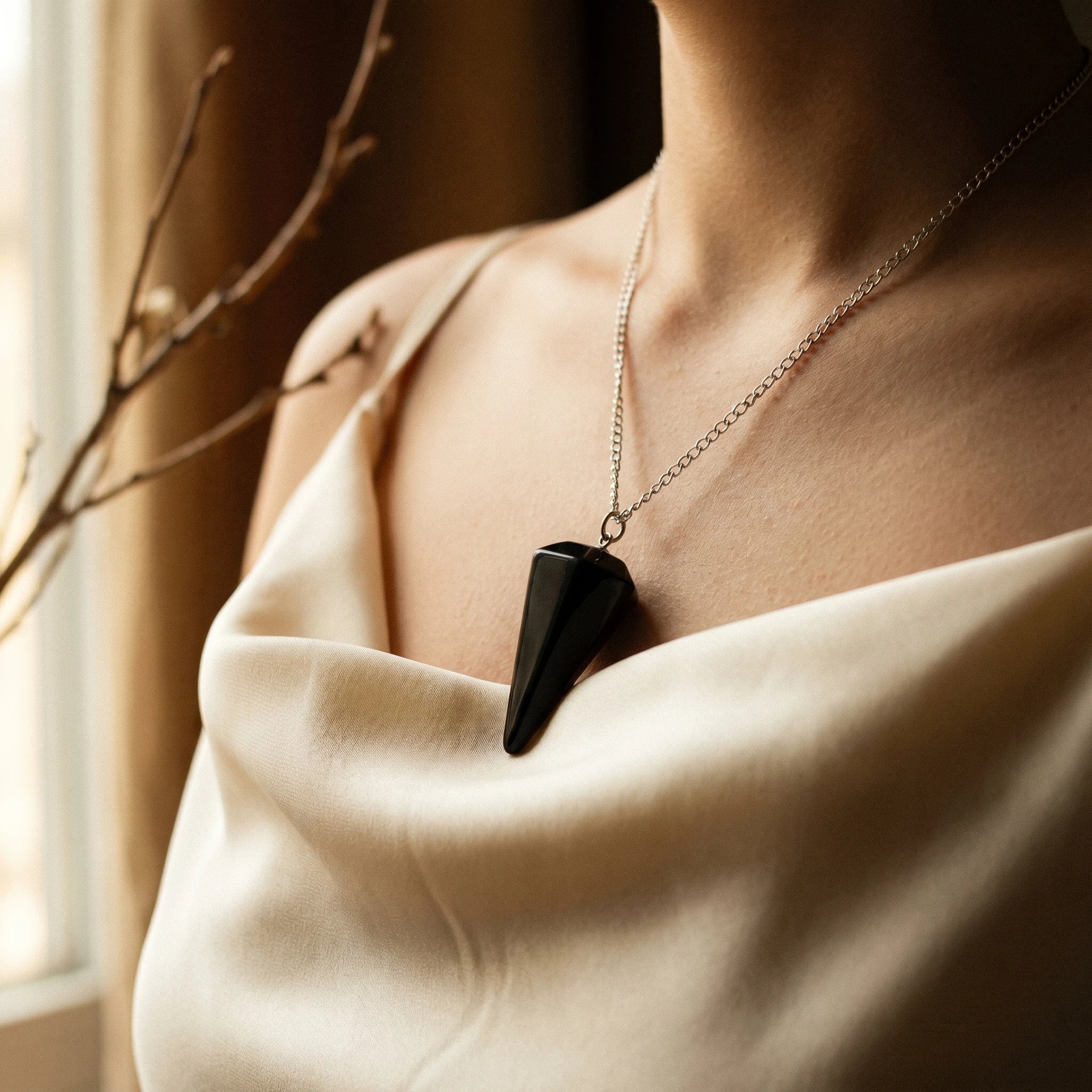 Le Pendule d'Agate noire — Radiesthésie pierre naturelle — porté · AURÆN Objets Sacrés