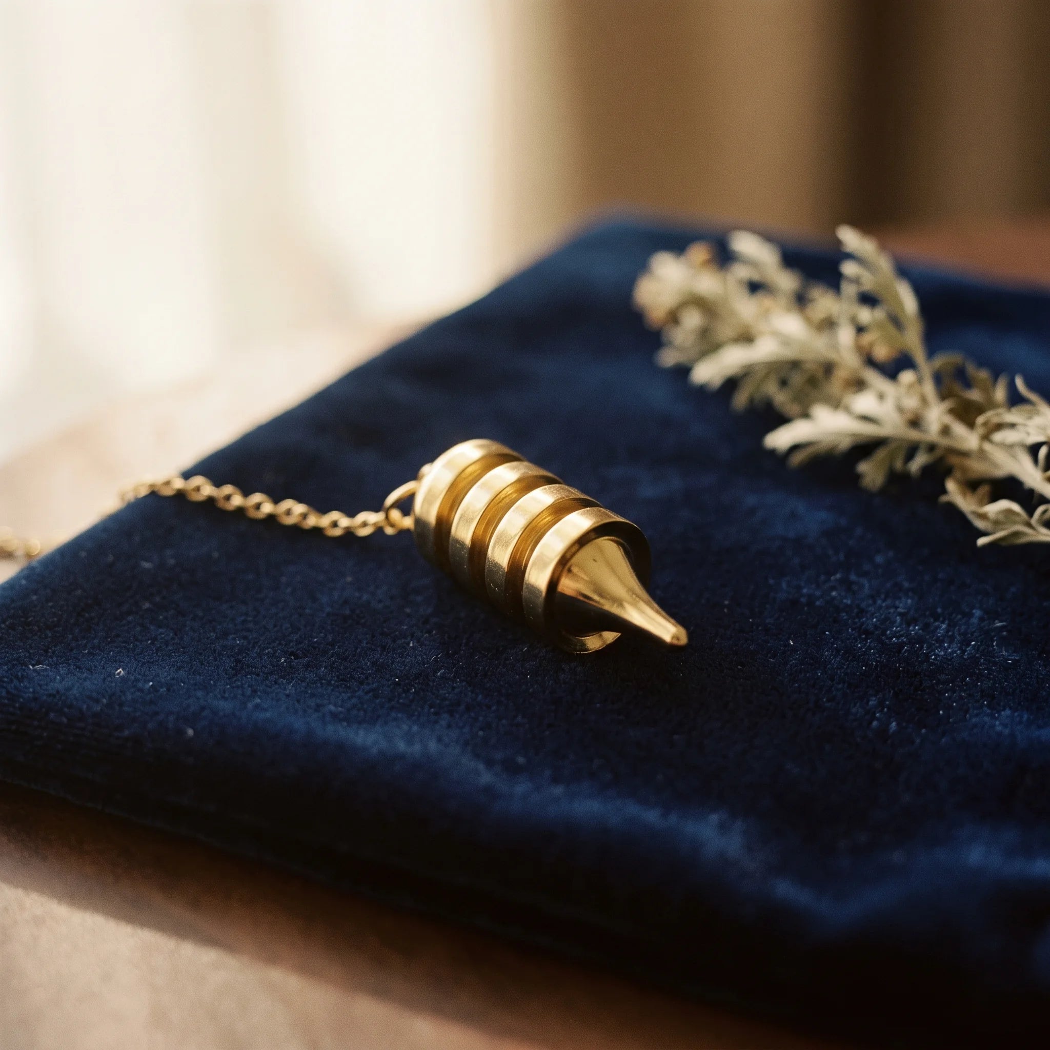 L'Au-delà — Pendule égyptien Osiris — vue principale · AURÆN Objets Sacrés