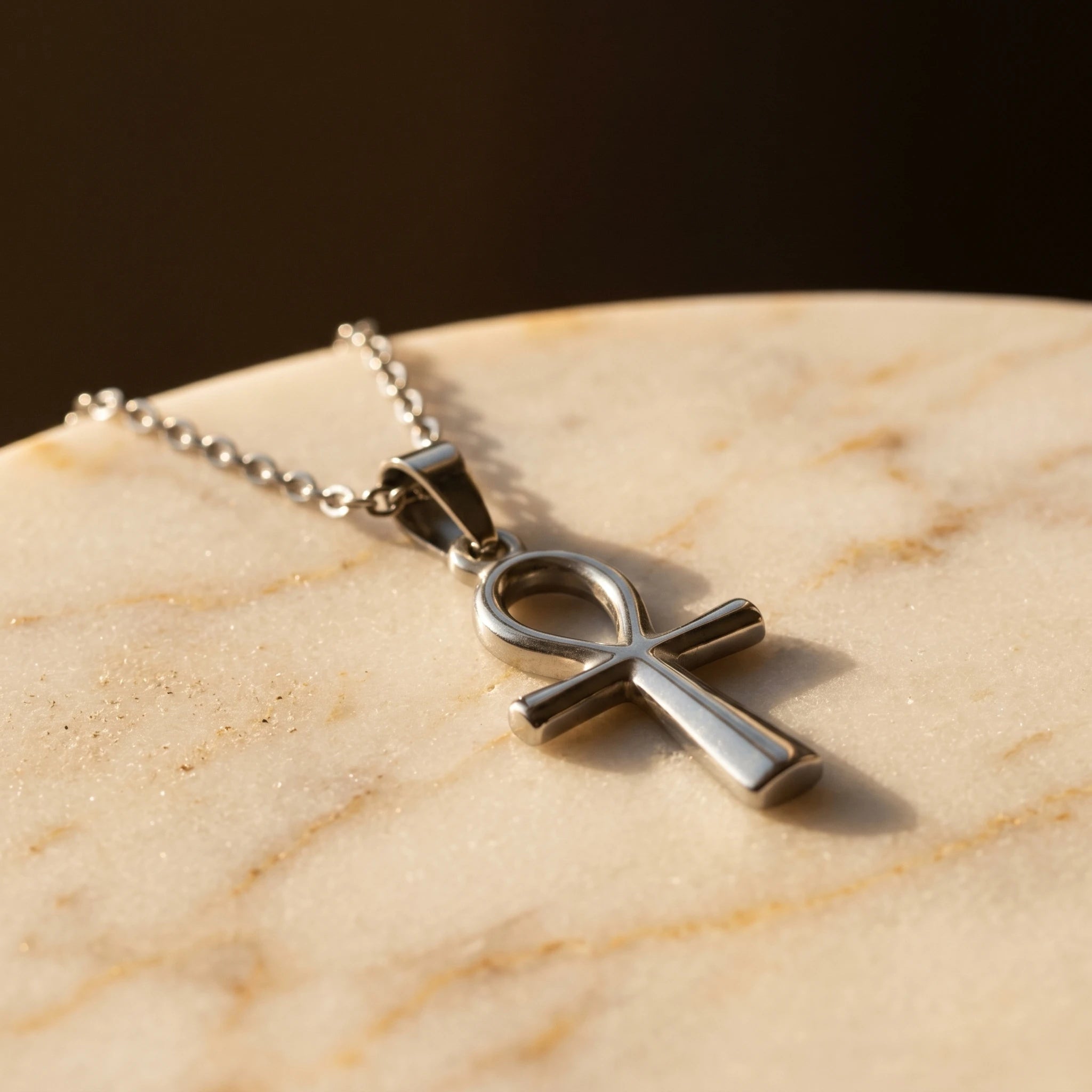 La Croix de Vie — Pendentif Ankh égyptien acier inoxydable (2 finitions) — détail matière · AURÆN Objets Sacrés