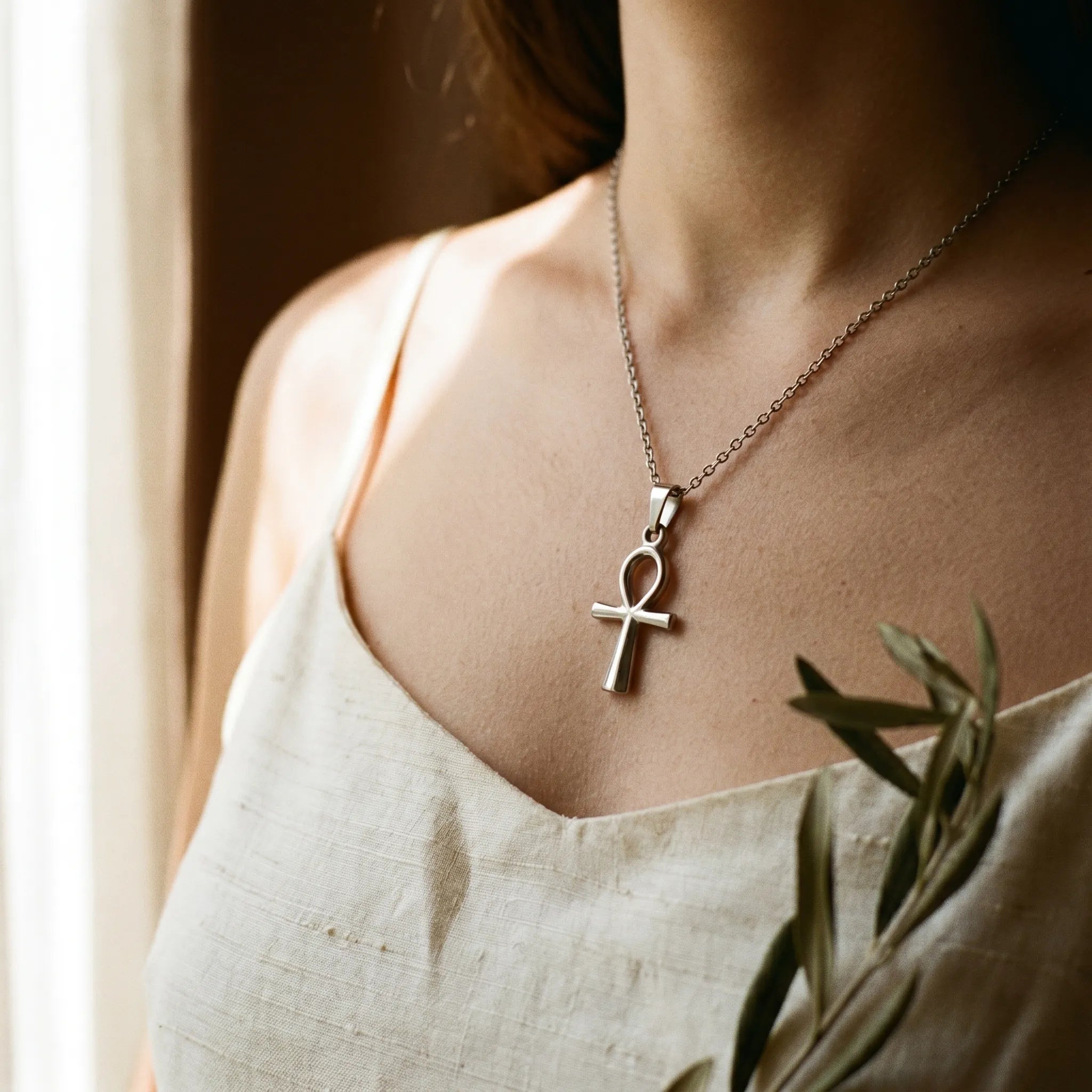 La Croix de Vie — Pendentif Ankh égyptien acier inoxydable (2 finitions) — en situation · AURÆN Objets Sacrés