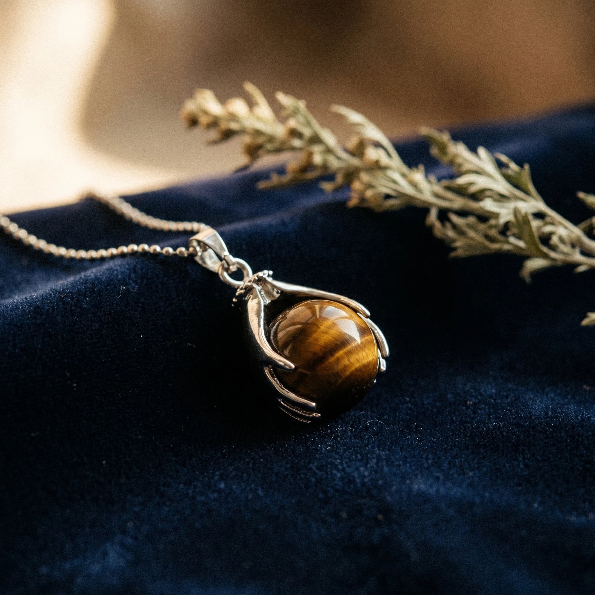 L'Œil de Tigre — Collier pendentif pierre du courage — vue principale · AURÆN Pierres d'Âme