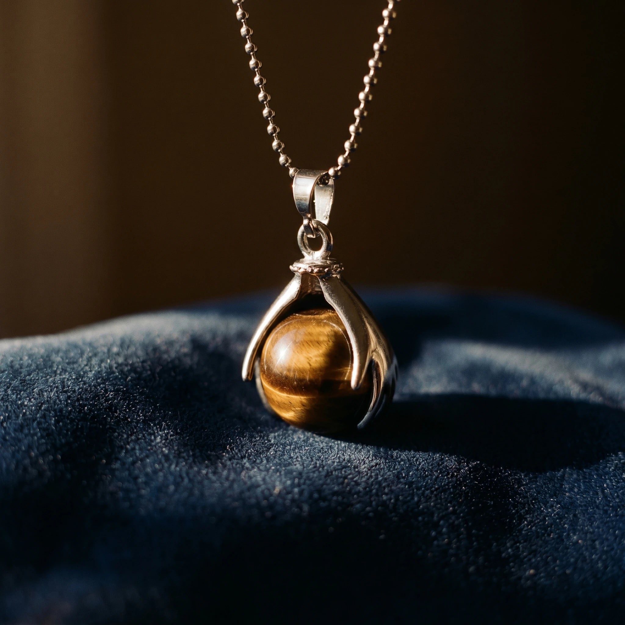 L'Œil de Tigre — Collier pendentif pierre du courage — détail matière · AURÆN Pierres d'Âme