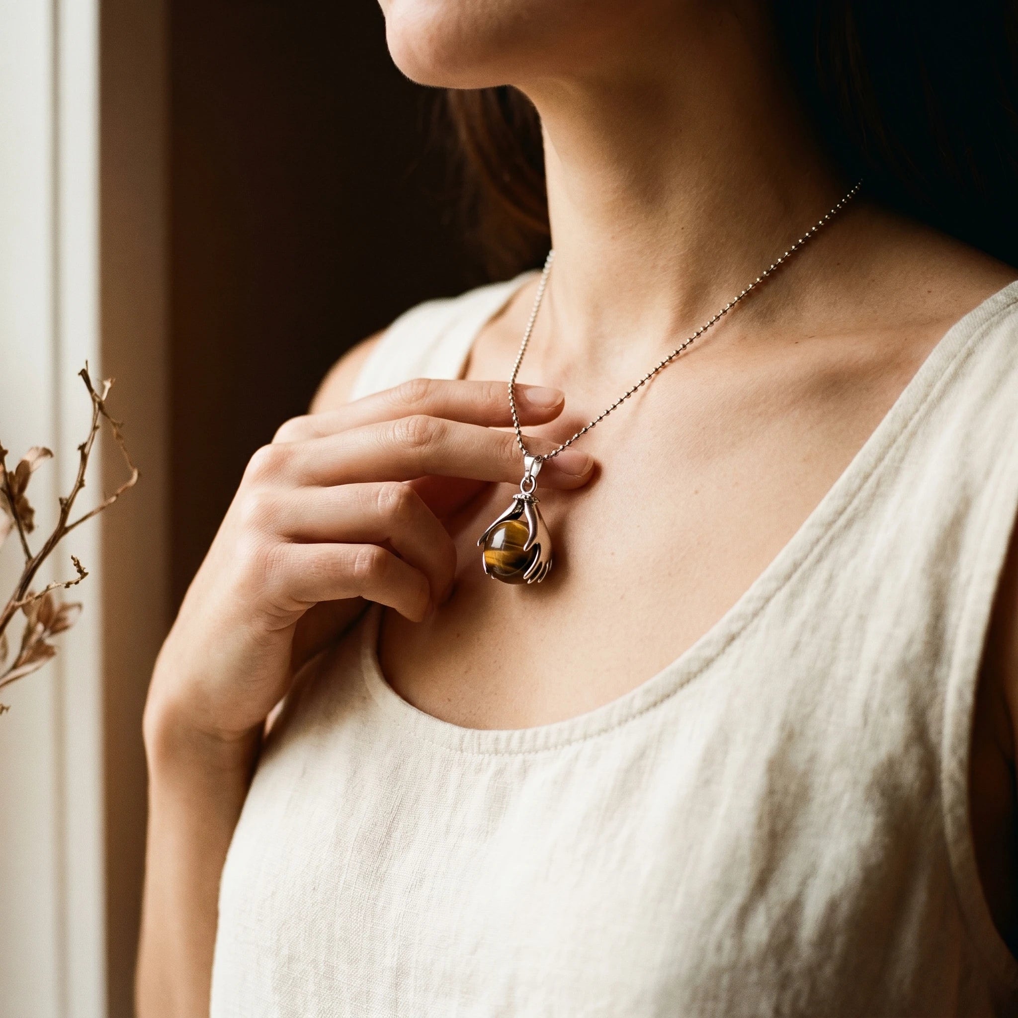 L'Œil de Tigre — Collier pendentif pierre du courage — porté · AURÆN Pierres d'Âme