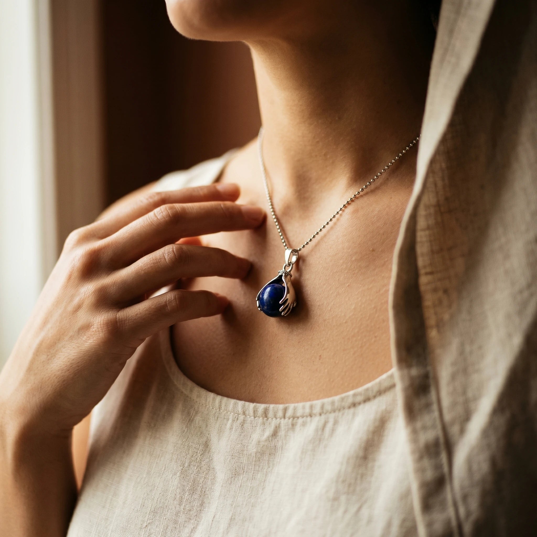 Le Lapis Lazuli — Collier pendentif bleu royal — porté · AURÆN Pierres d'Âme