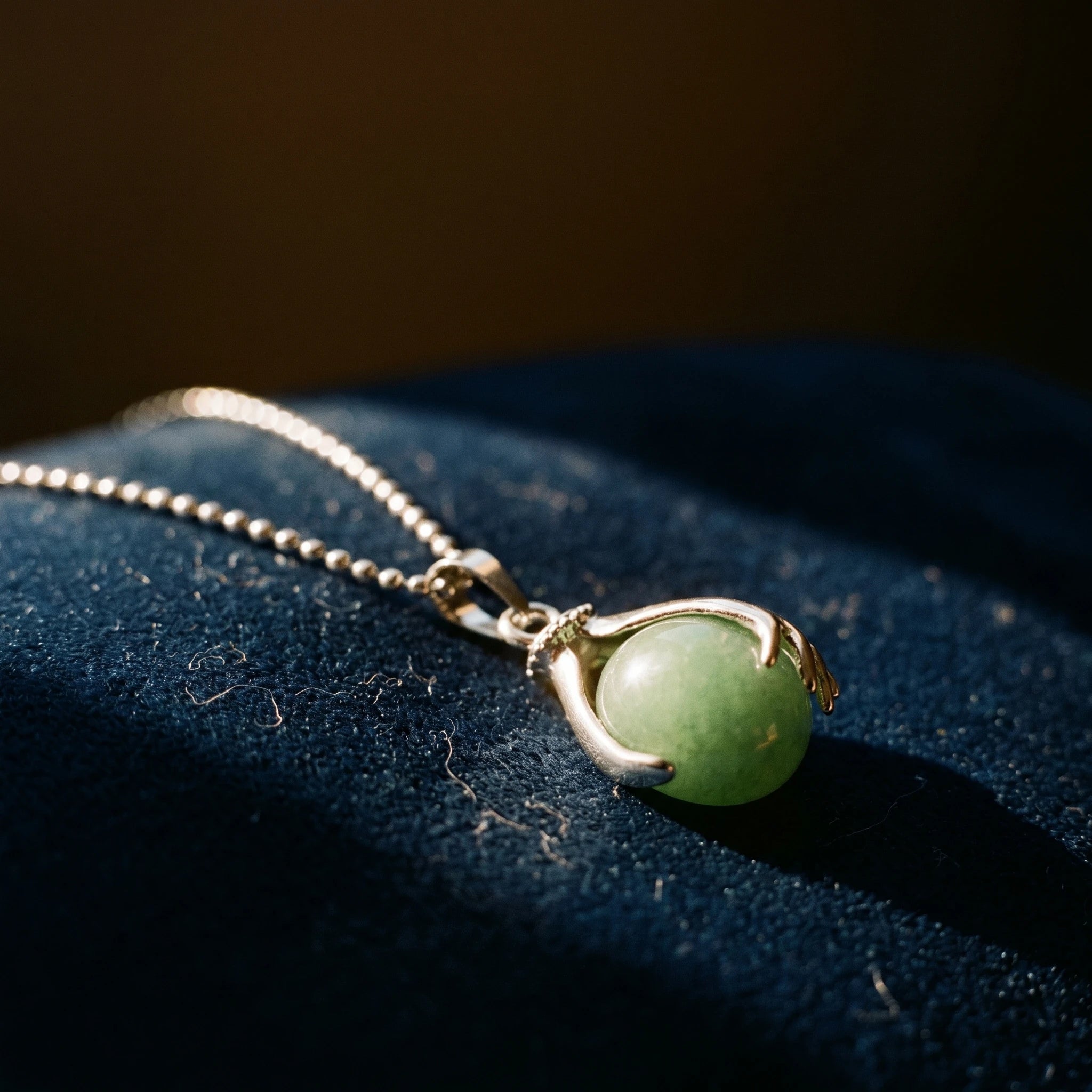 L'Aventurine — Collier pendentif pierre verte de chance — détail matière · AURÆN Pierres d'Âme