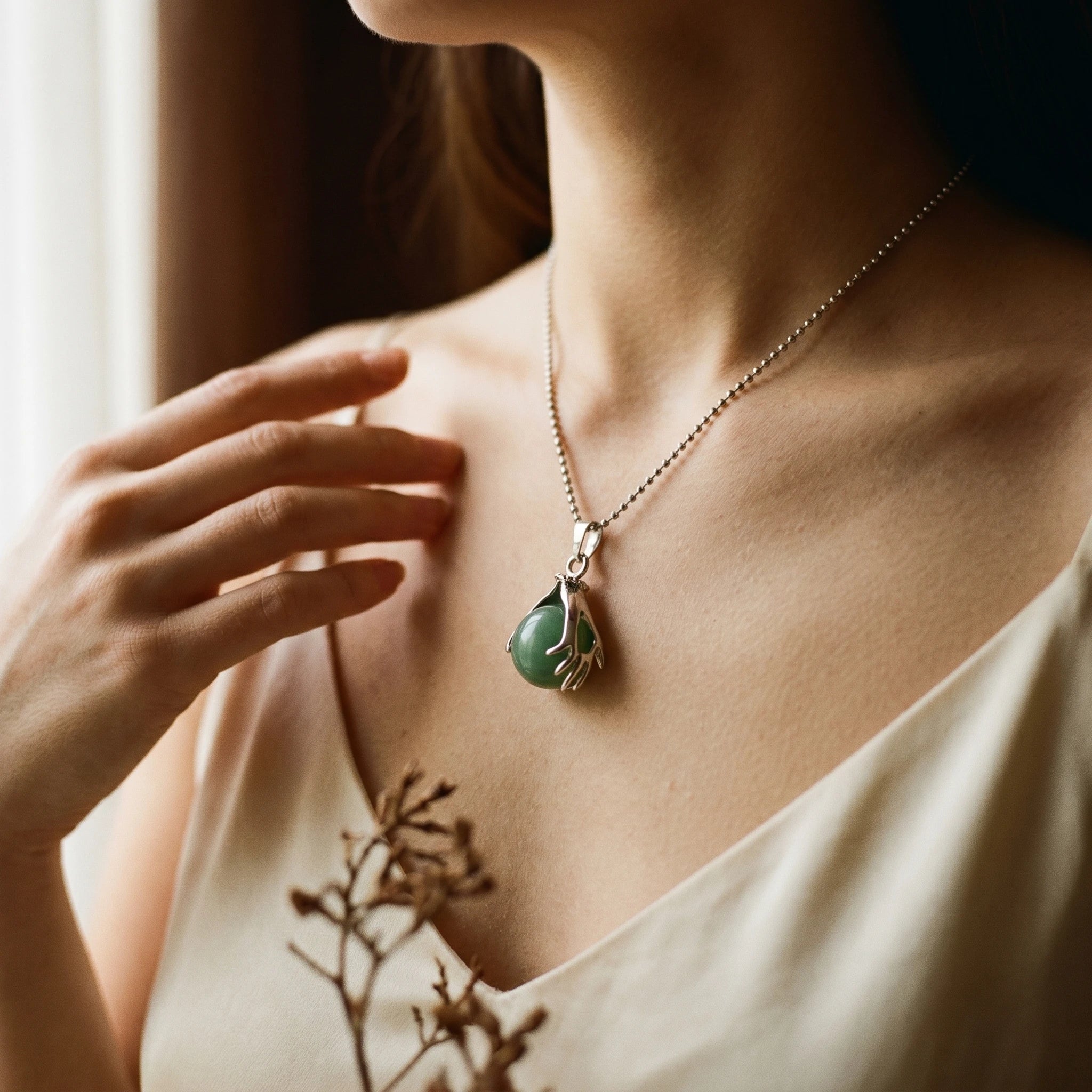 L'Aventurine — Collier pendentif pierre verte de chance — porté · AURÆN Pierres d'Âme