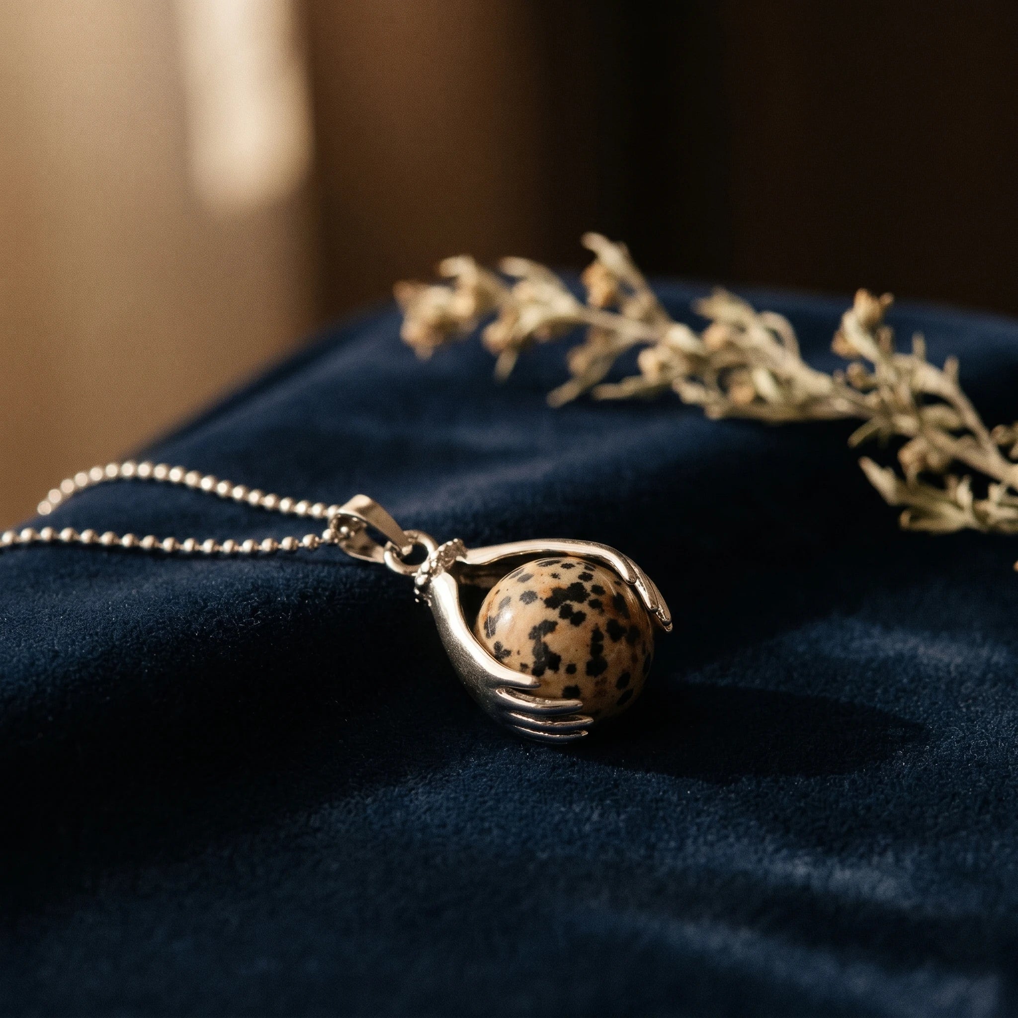 Le Dalmatien — Collier pendentif jaspe dalmatien — vue principale · AURÆN Pierres d'Âme
