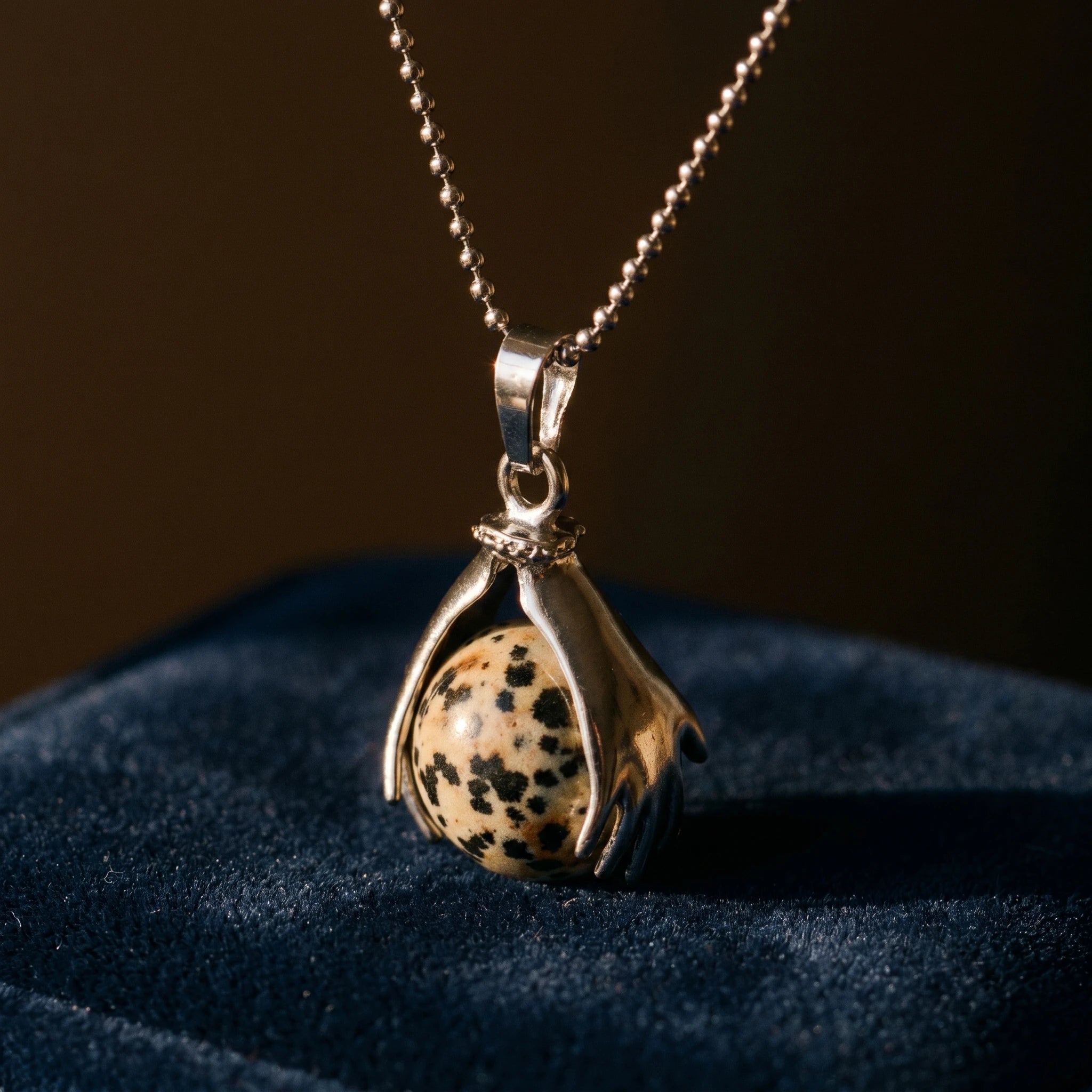 Le Dalmatien — Collier pendentif jaspe dalmatien — détail matière · AURÆN Pierres d'Âme