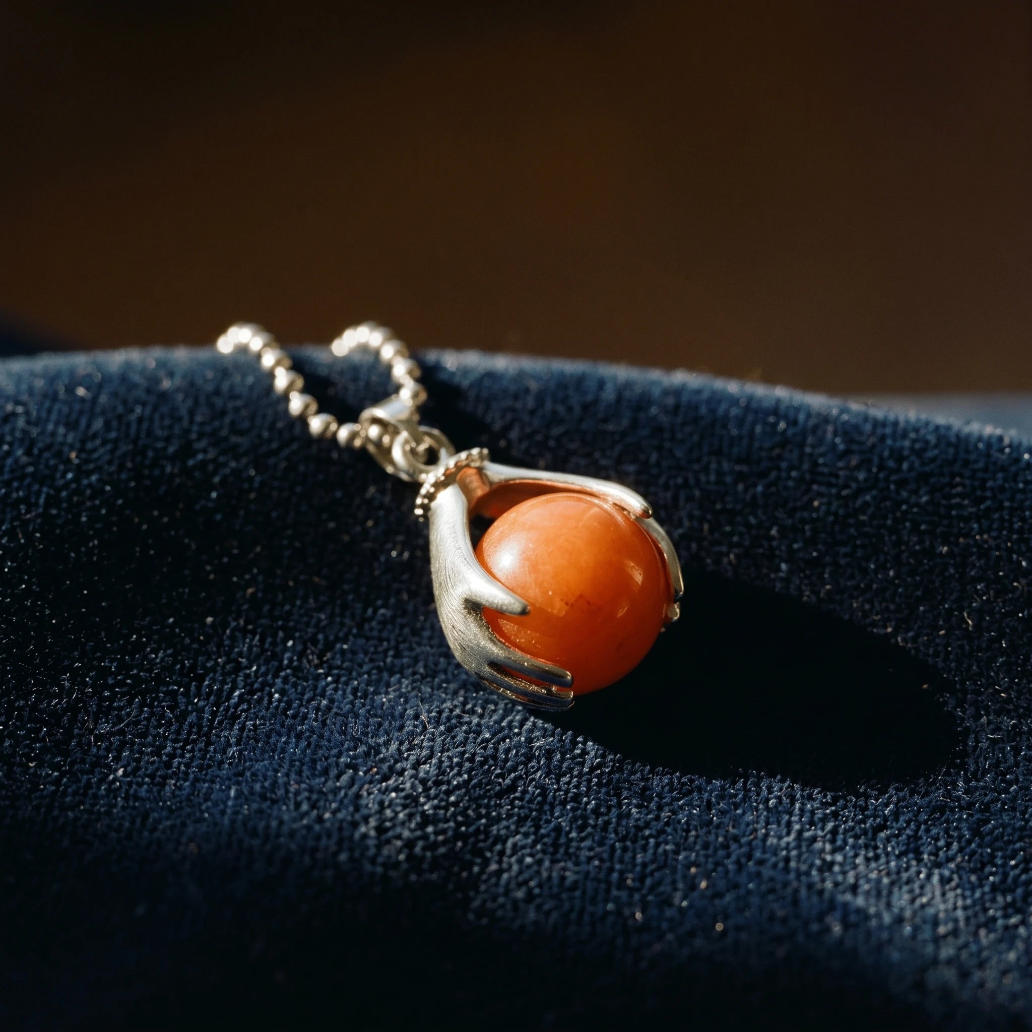 Le Jade Orange — Collier pendentif pierre solaire — détail matière · AURÆN Pierres d'Âme