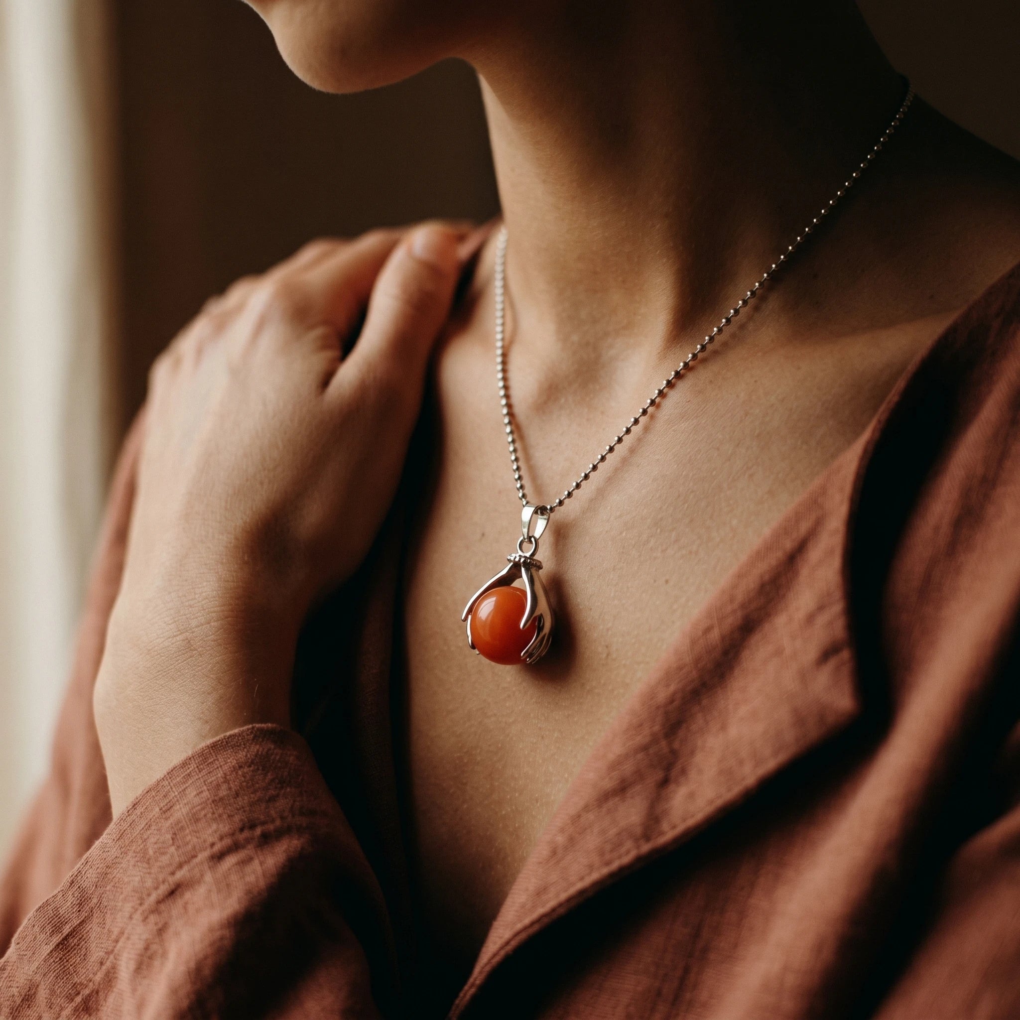 Le Jade Orange — Collier pendentif pierre solaire — porté · AURÆN Pierres d'Âme