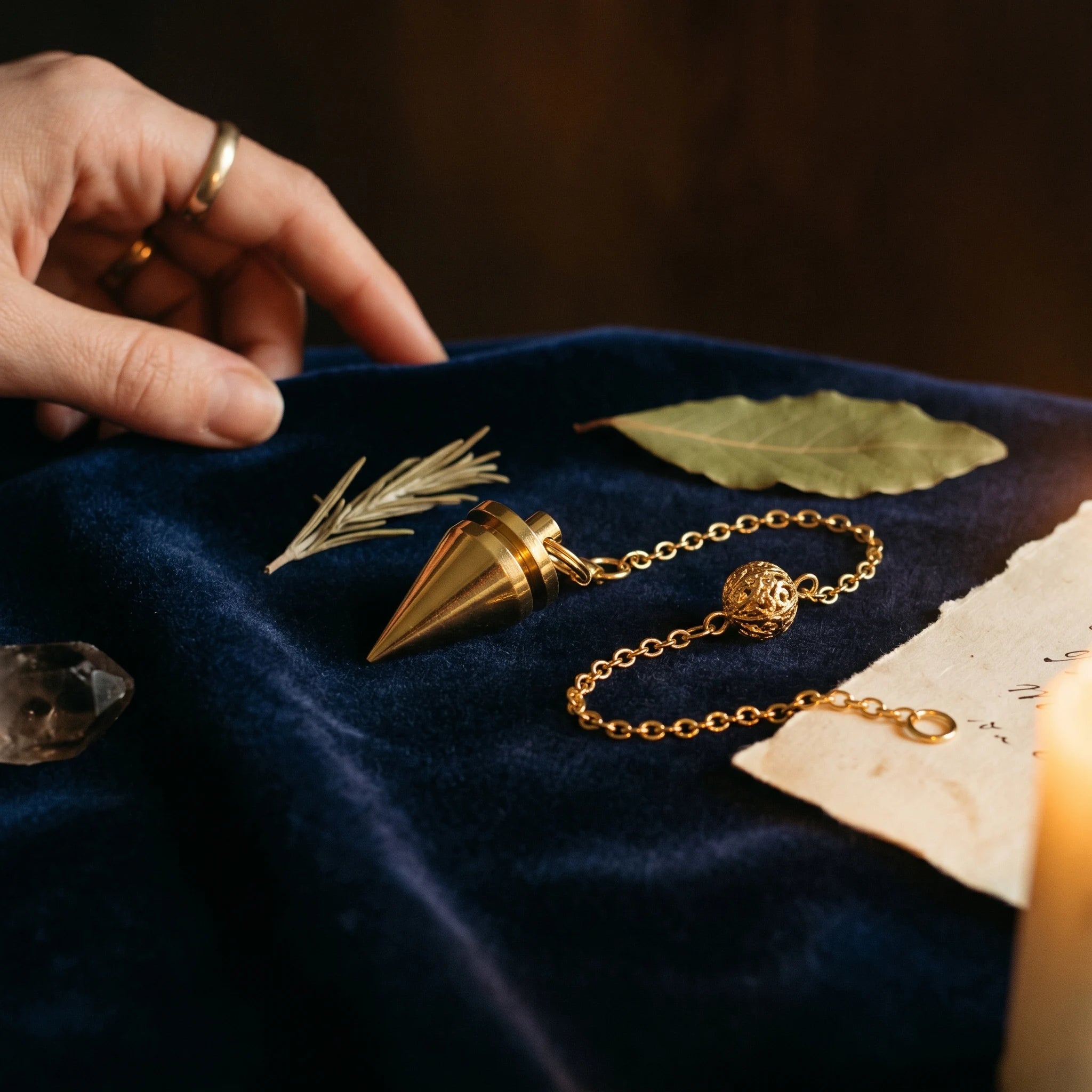 Le Métal — Pendule de radiesthésie — mise en scène rituelle · AURÆN Objets Sacrés