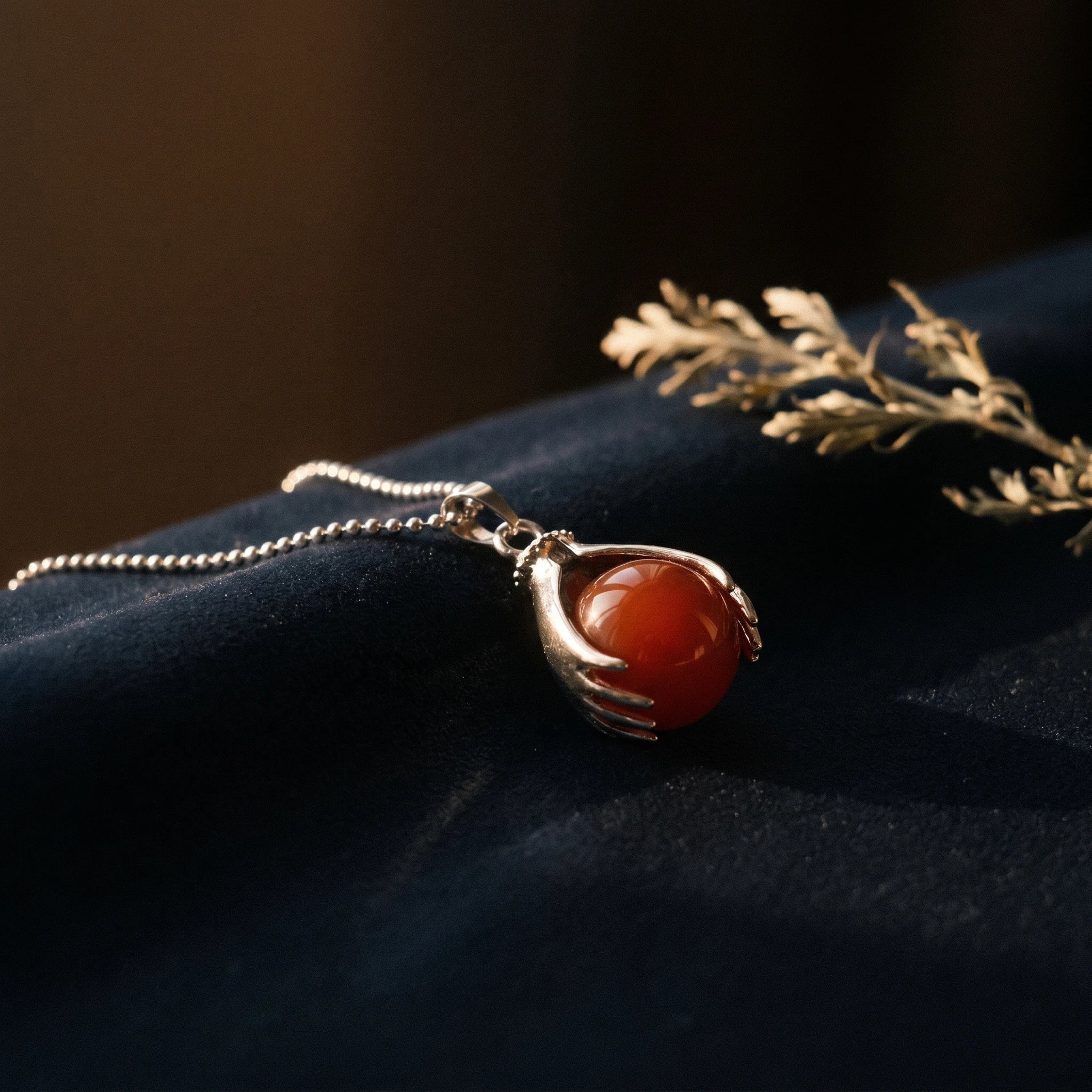 L'Agate Rouge — Collier pendentif pierre de feu — vue principale · AURÆN Pierres d'Âme