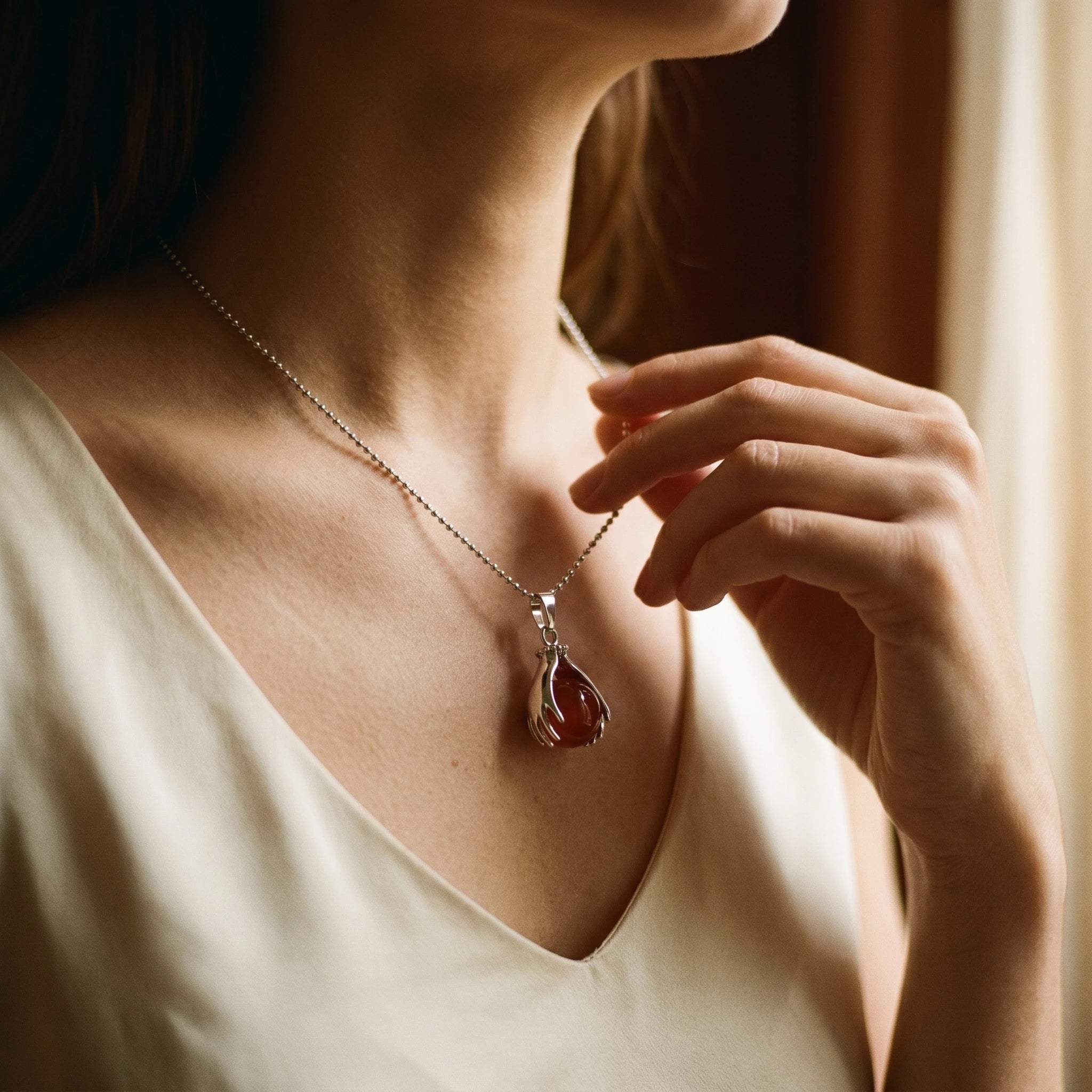 L'Agate Rouge — Collier pendentif pierre de feu — porté · AURÆN Pierres d'Âme