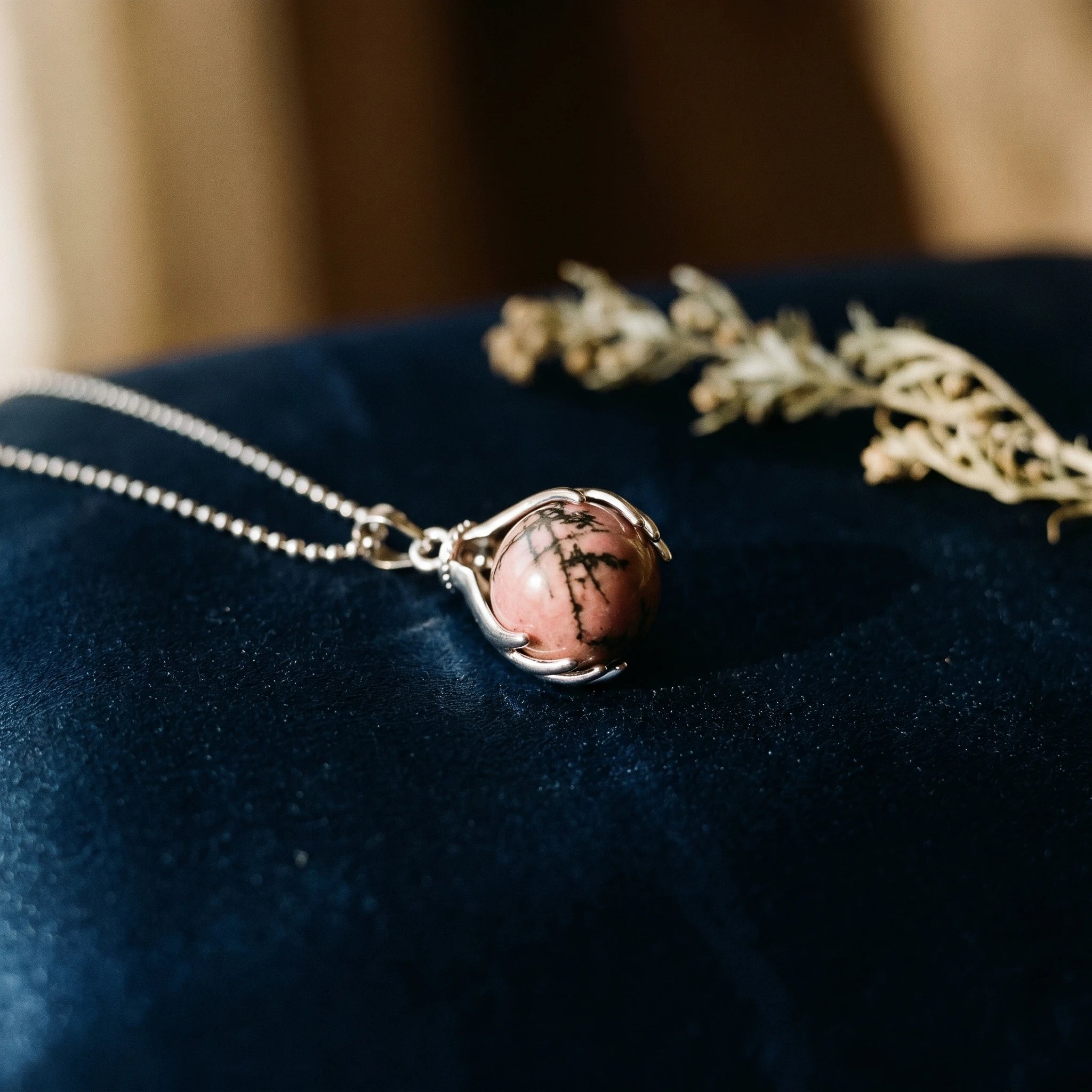 La Rhodonite Posée — Collier pendentif rhodonite — vue principale · AURÆN Pierres d'Âme