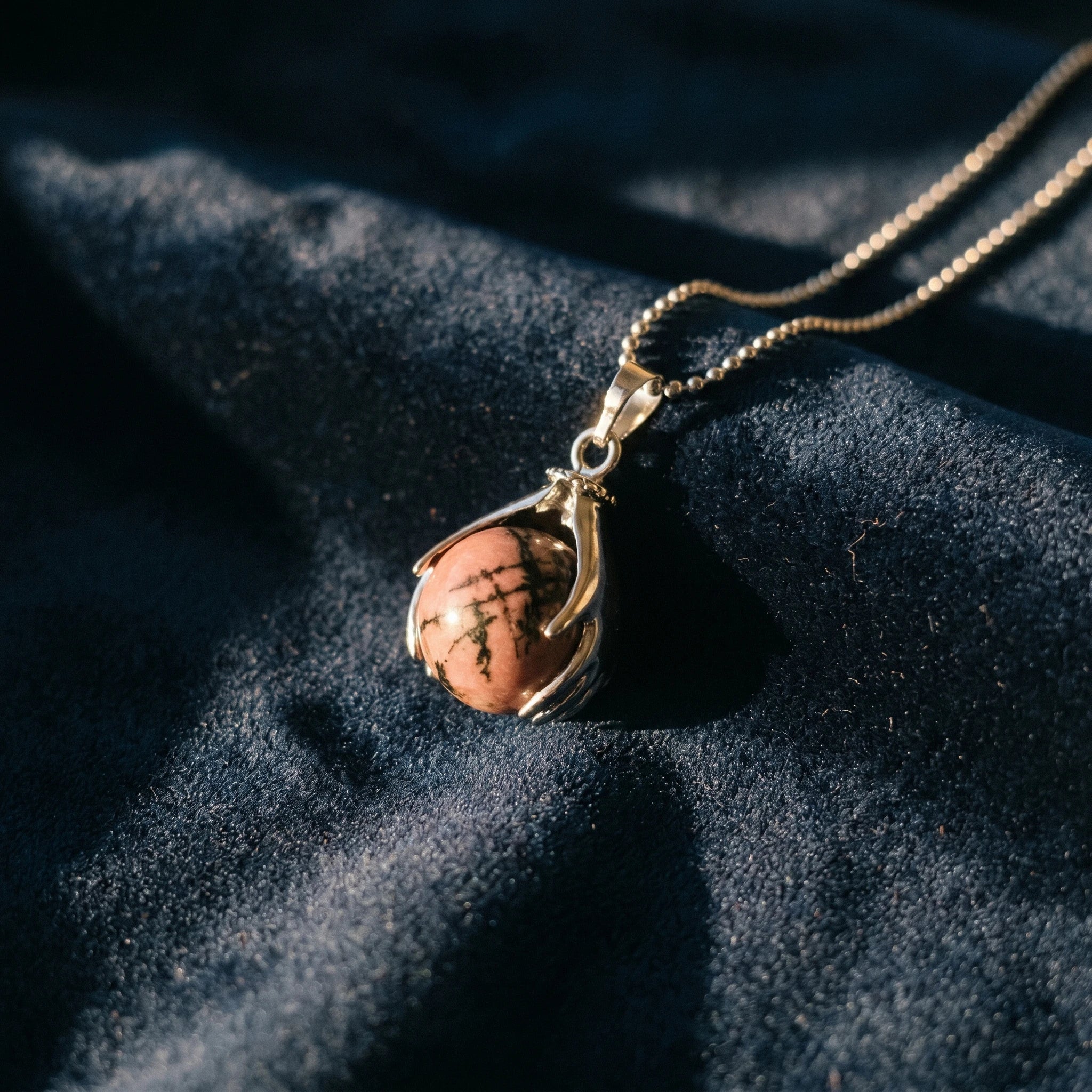 La Rhodonite Posée — Collier pendentif rhodonite — détail matière · AURÆN Pierres d'Âme