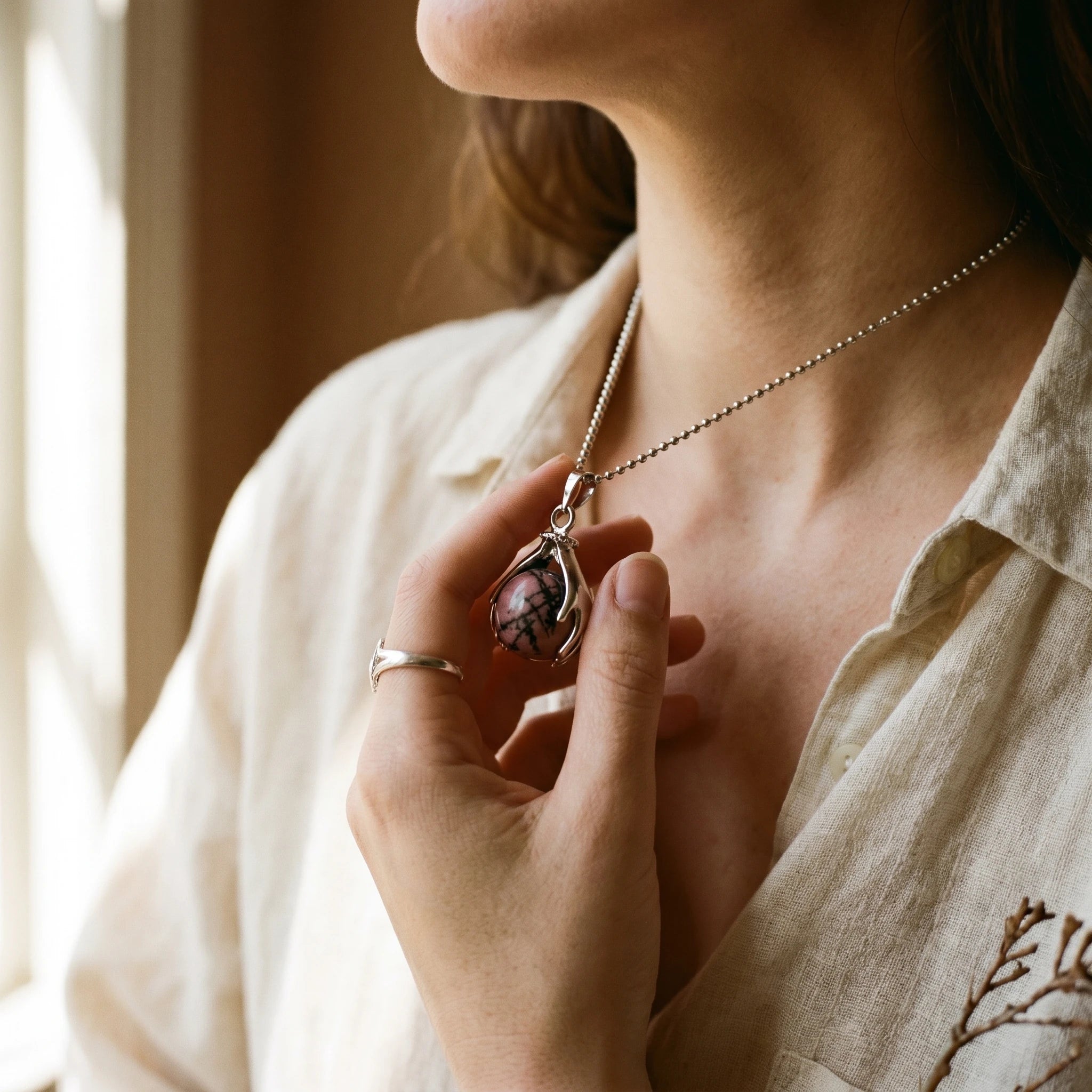 La Rhodonite Posée — Collier pendentif rhodonite — porté · AURÆN Pierres d'Âme
