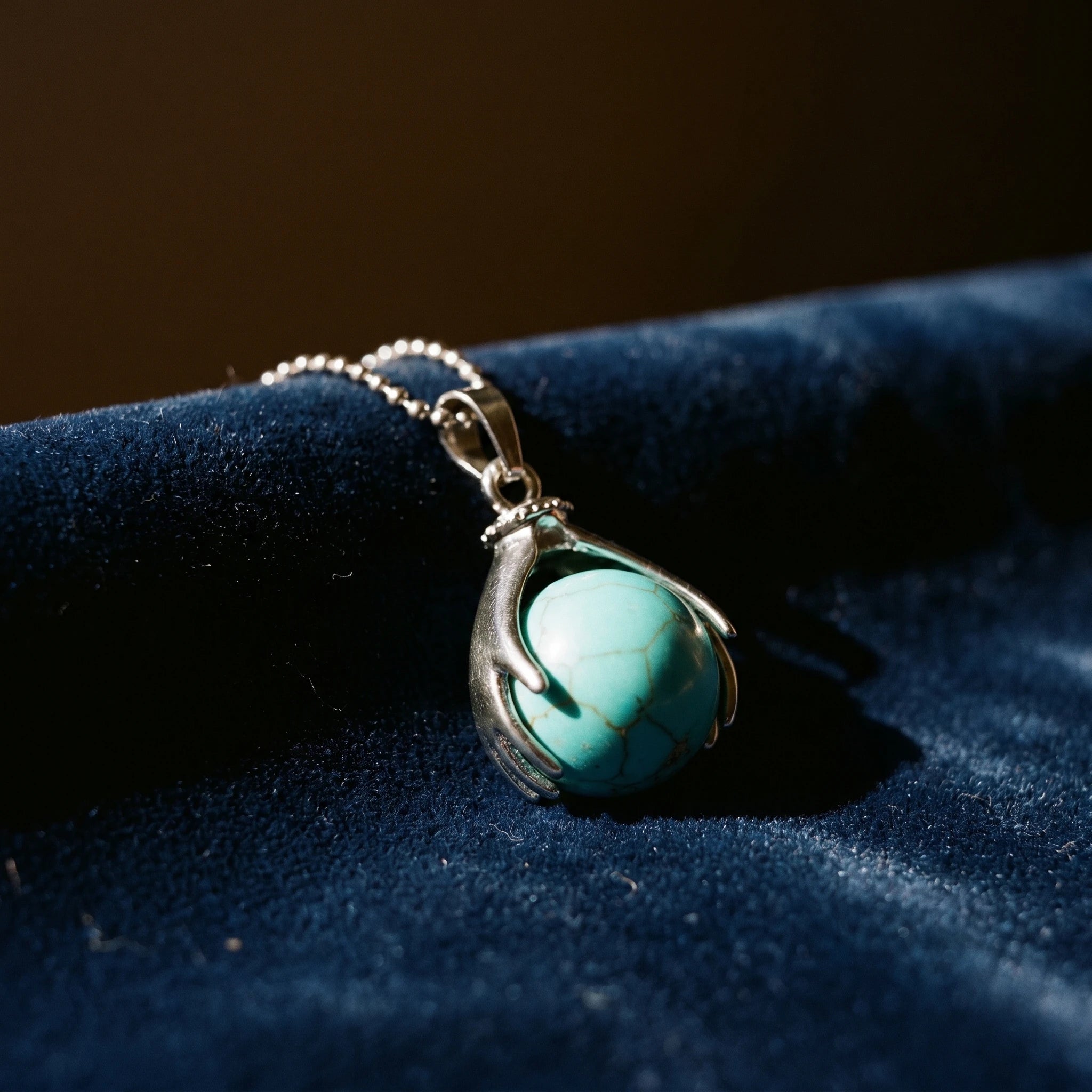 La Turquoise — Collier pendentif pierre du voyage — détail matière · AURÆN Pierres d'Âme