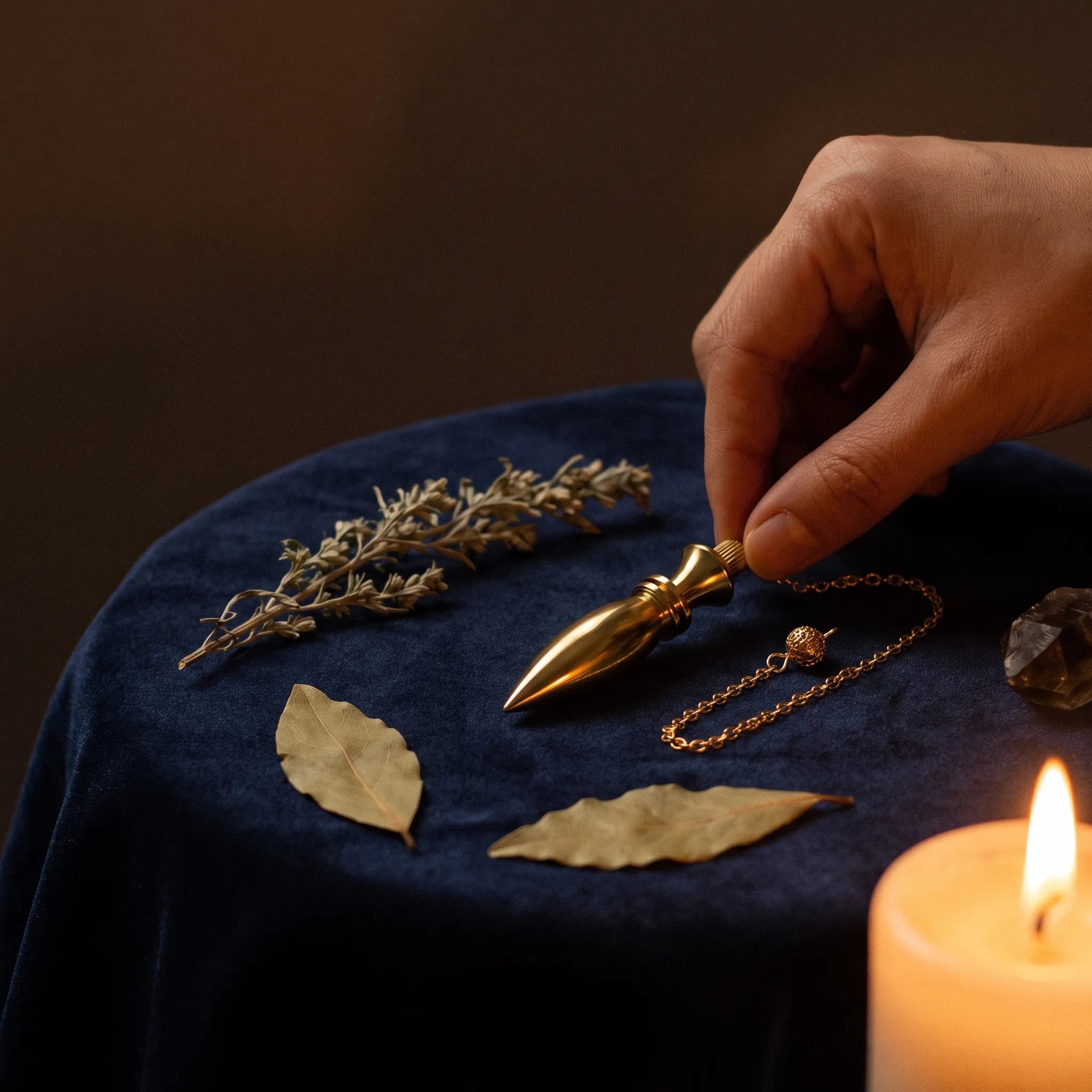 Le Scribe — Pendule égyptien Thot — mise en scène rituelle · AURÆN Objets Sacrés