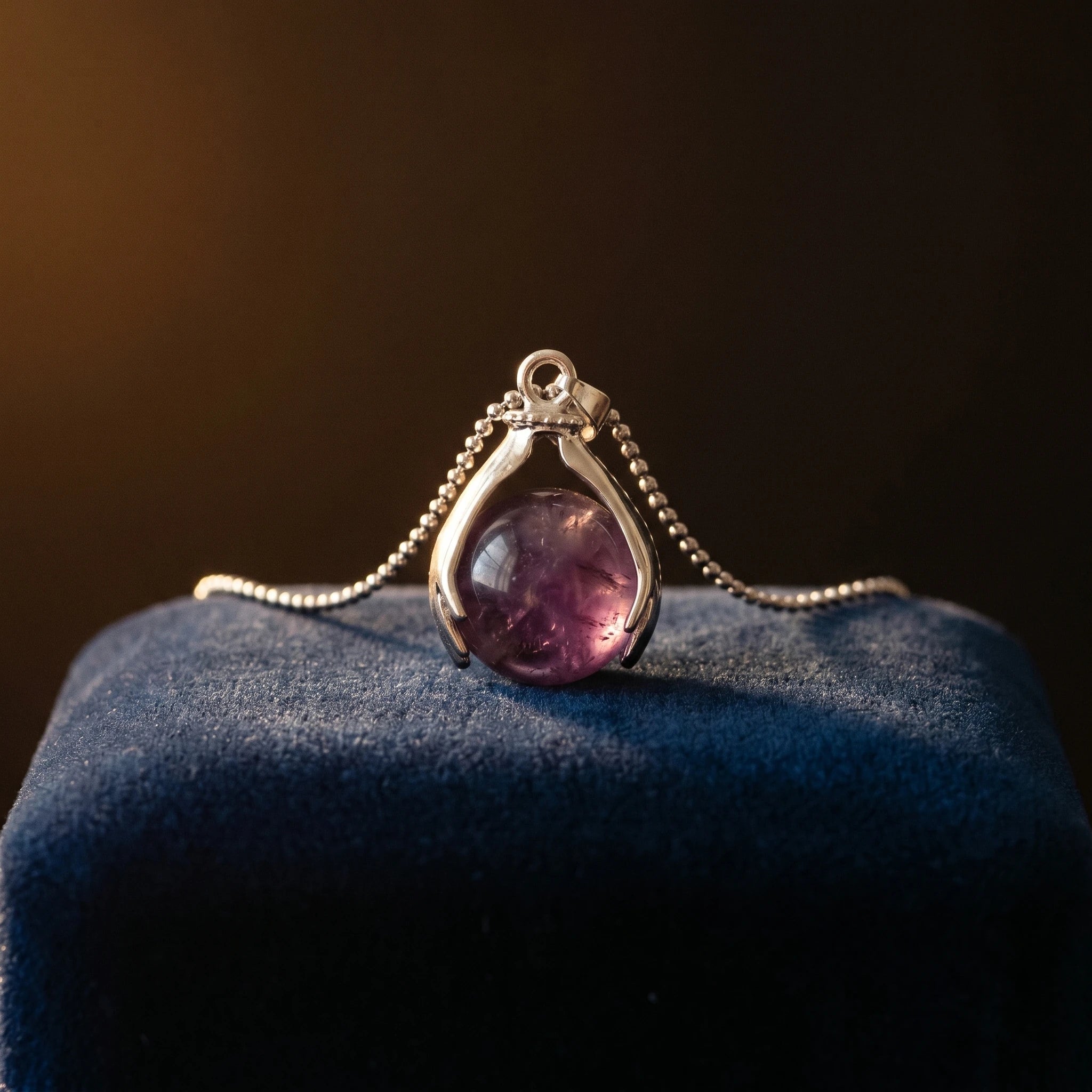 L'Améthyste Polie — Collier améthyste taillée — détail matière · AURÆN Pierres d'Âme