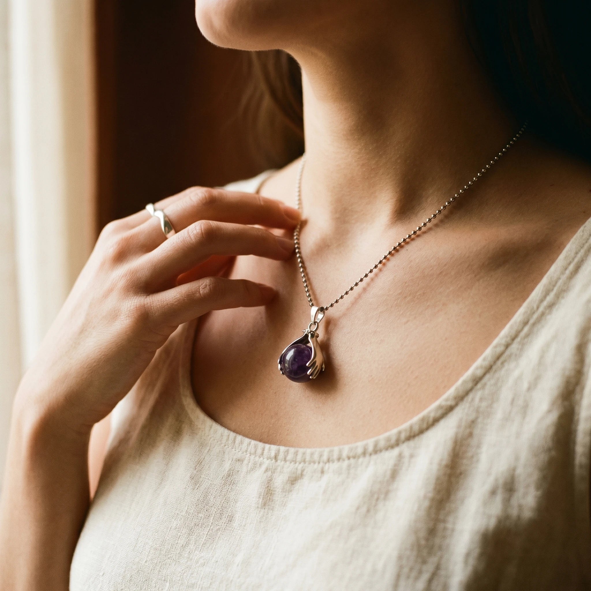 L'Améthyste Polie — Collier améthyste taillée — porté · AURÆN Pierres d'Âme
