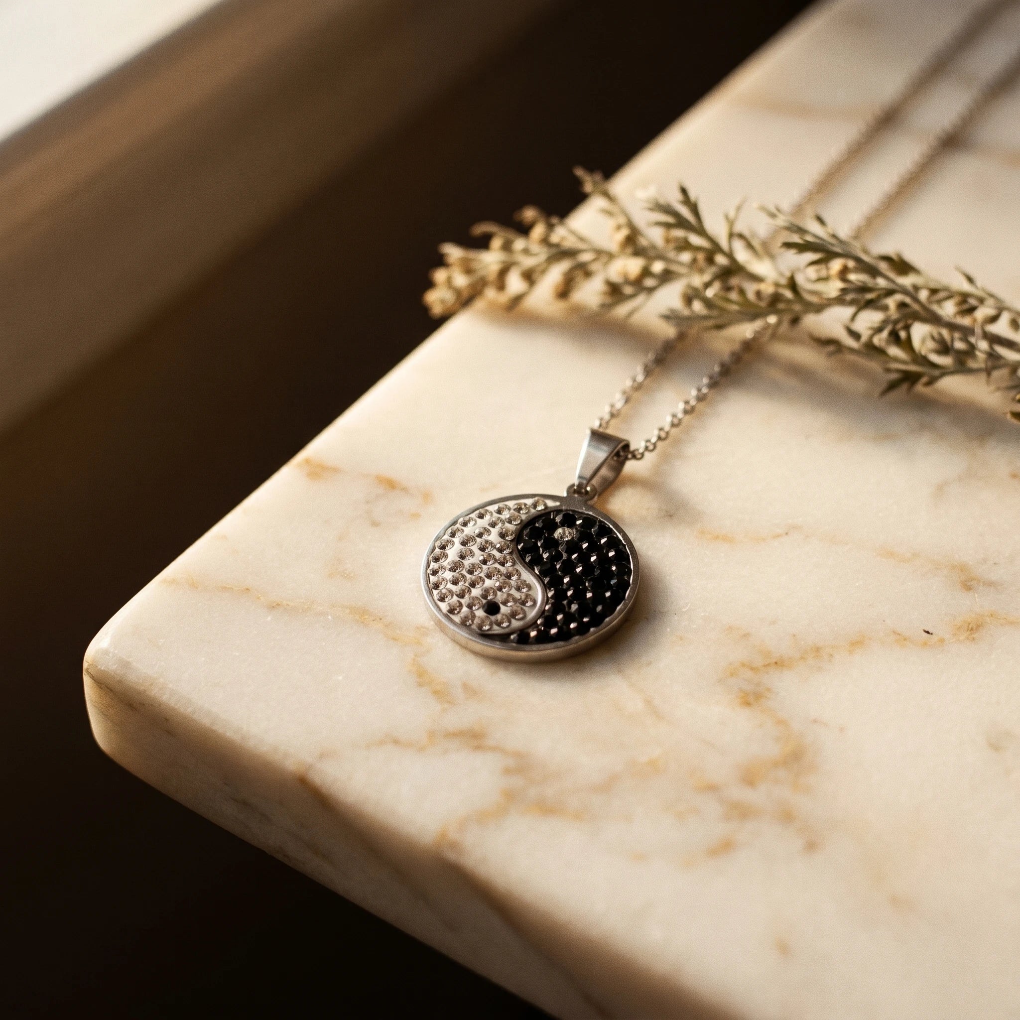 Le Yin Yang — Pendentif Tai Chi Bagua zircon noir & blanc — vue principale · AURÆN Objets Sacrés