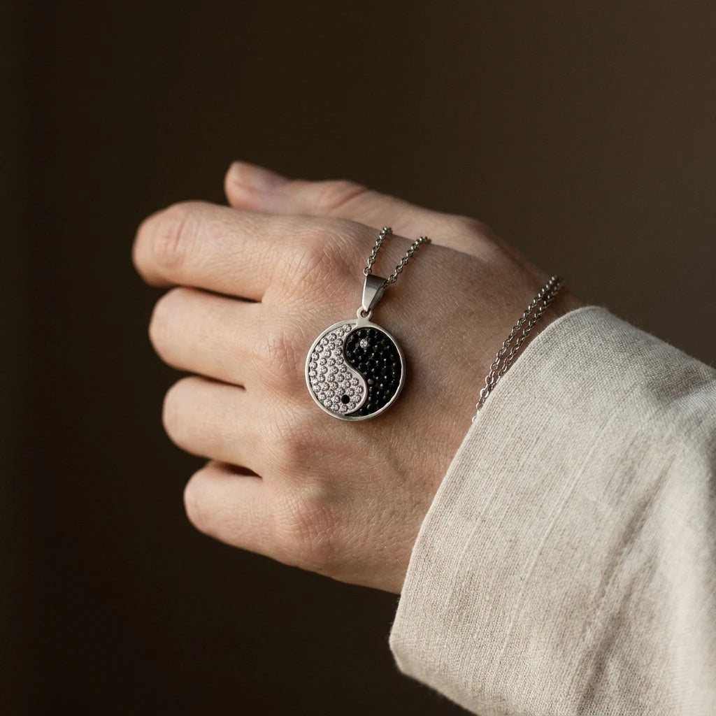 Le Yin Yang — Pendentif Tai Chi Bagua zircon noir & blanc — porté · AURÆN Objets Sacrés