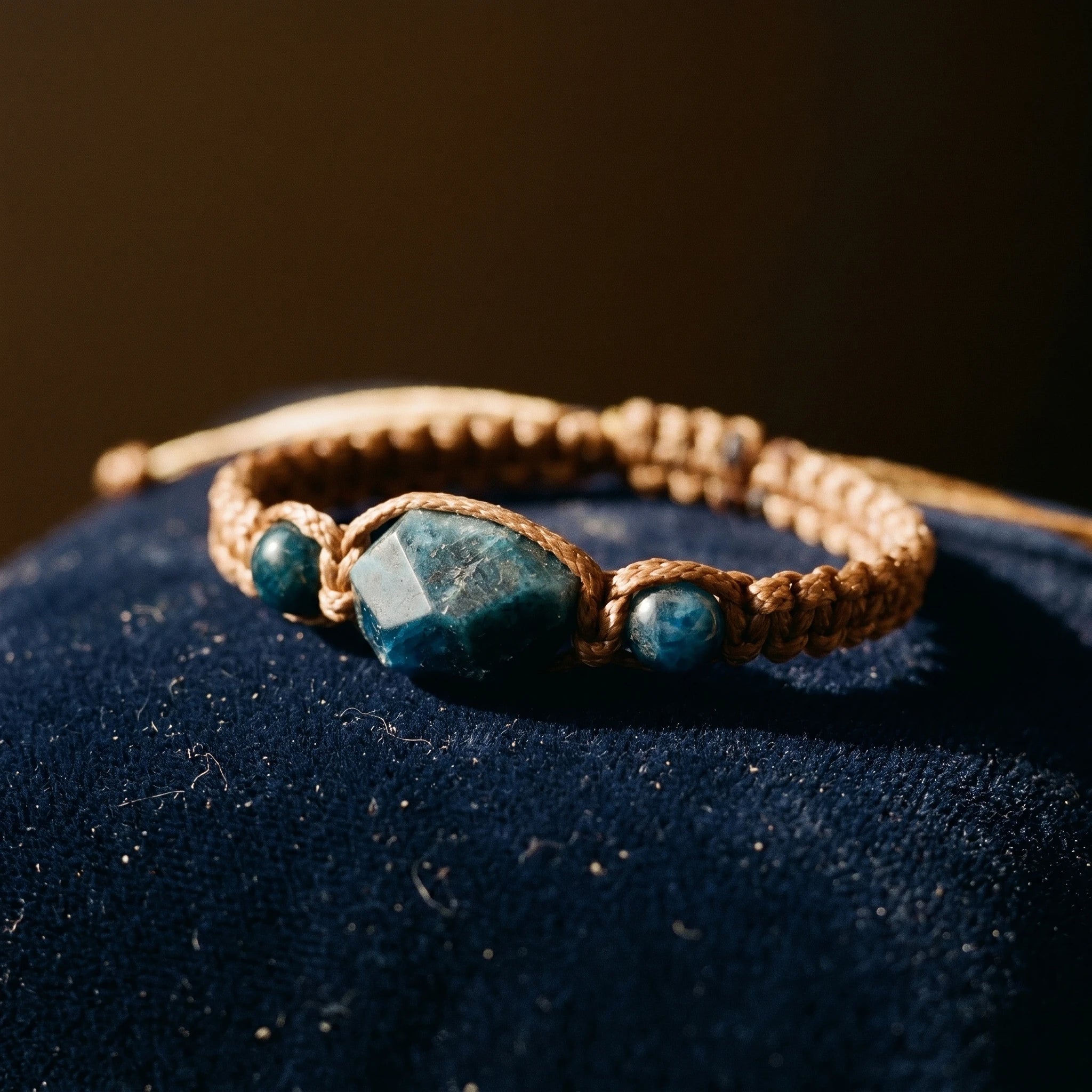 L'Apatite Pure — Bracelet variante turquoise — détail matière · AURÆN Pierres d'Âme