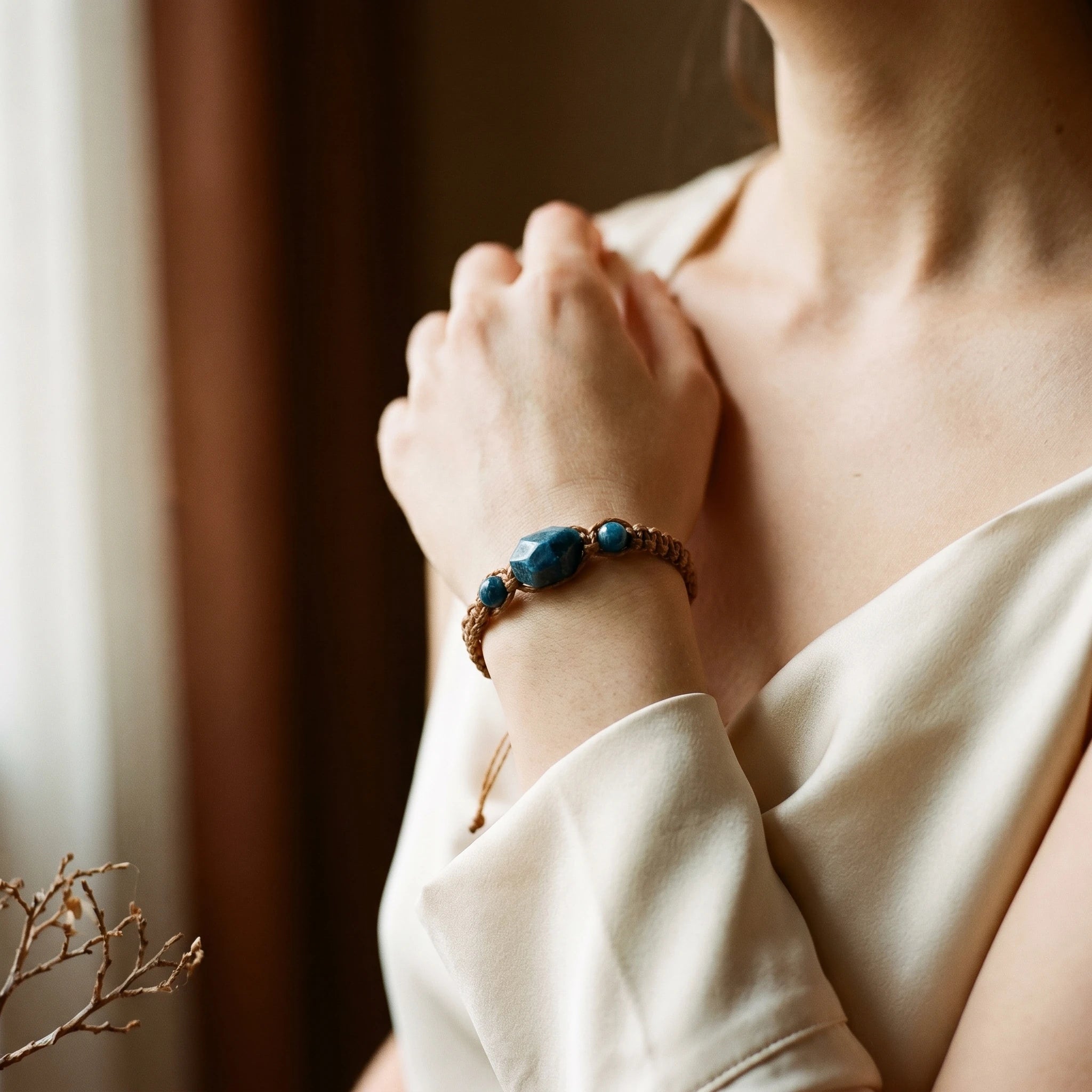 L'Apatite Pure — Bracelet variante turquoise — porté · AURÆN Pierres d'Âme