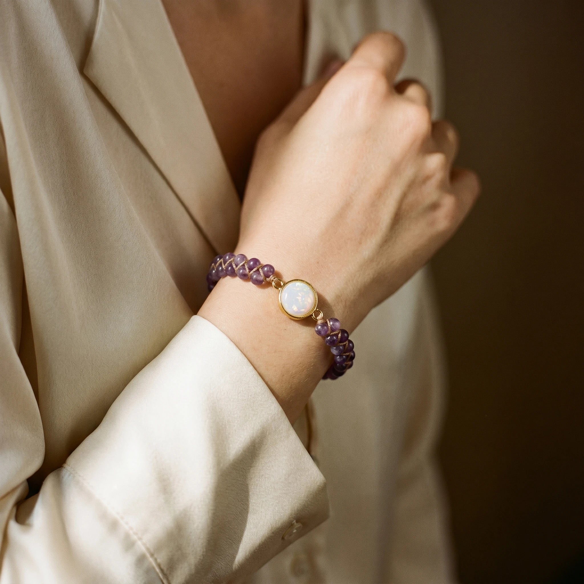 L'Améthyste — Bracelet pierre du calme — porté · AURÆN Pierres d'Âme