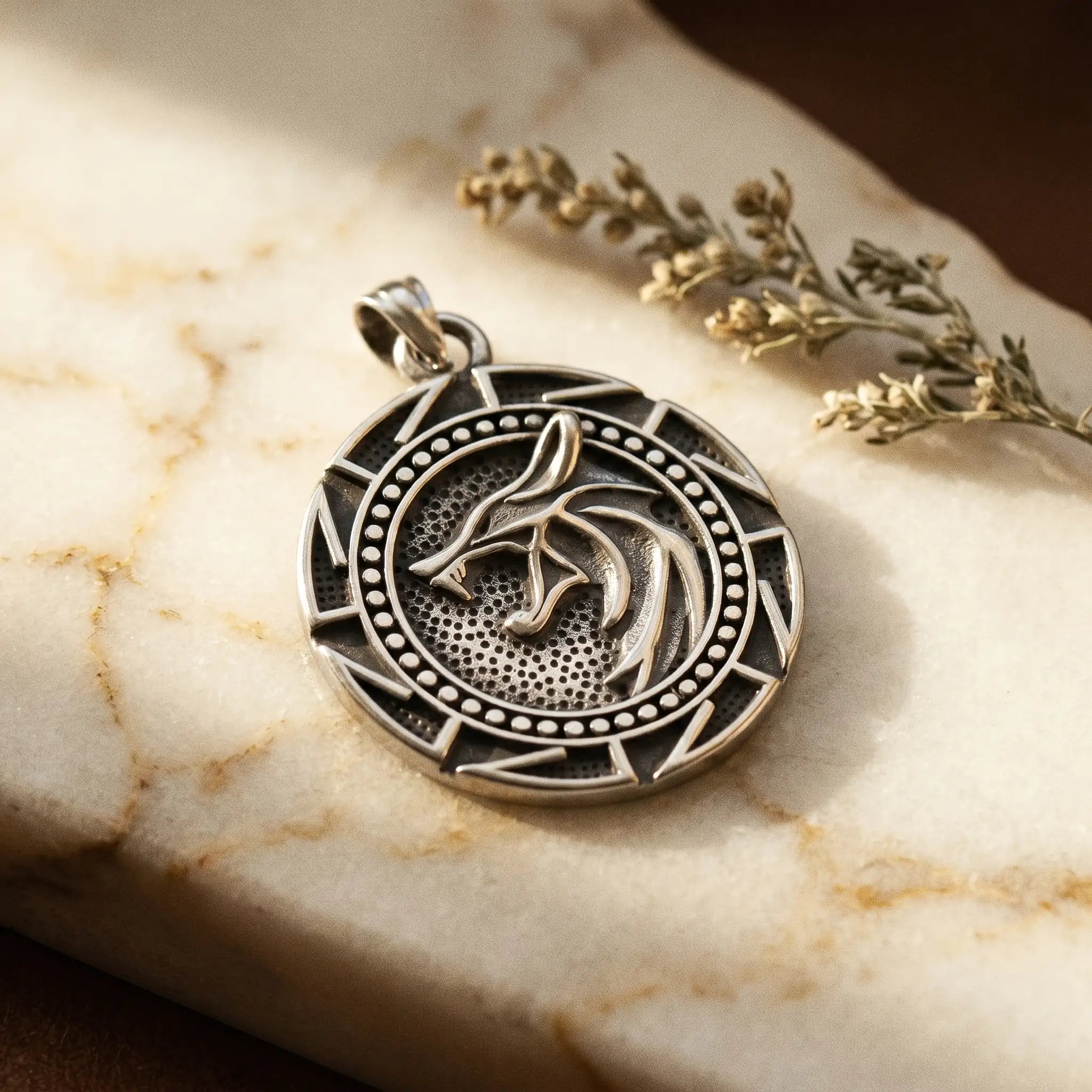 L'Odin — Collier pendentif loup viking runes nordiques (4 finitions) — vue principale · AURÆN Objets Sacrés
