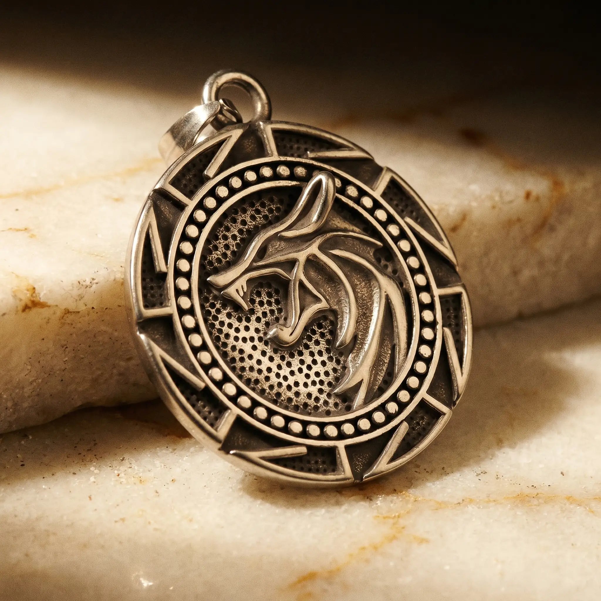 L'Odin — Collier pendentif loup viking runes nordiques (4 finitions) — détail matière · AURÆN Objets Sacrés