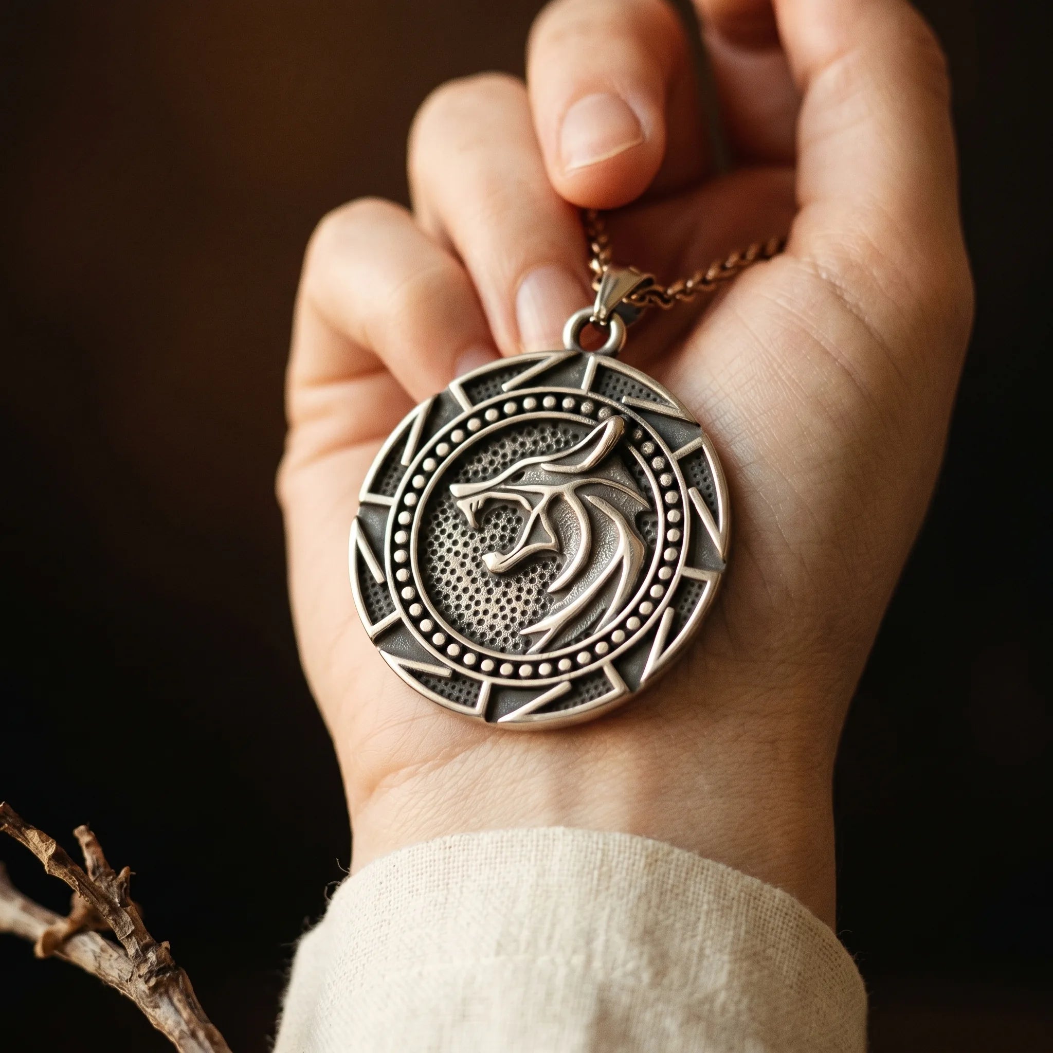 L'Odin — Collier pendentif loup viking runes nordiques (4 finitions) — en situation · AURÆN Objets Sacrés