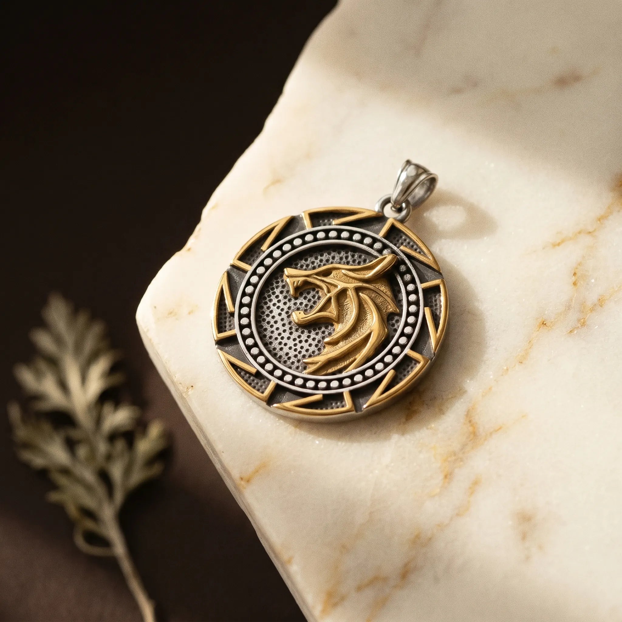 L'Odin — Collier pendentif loup viking runes nordiques (4 finitions) — présence variante · AURÆN Objets Sacrés