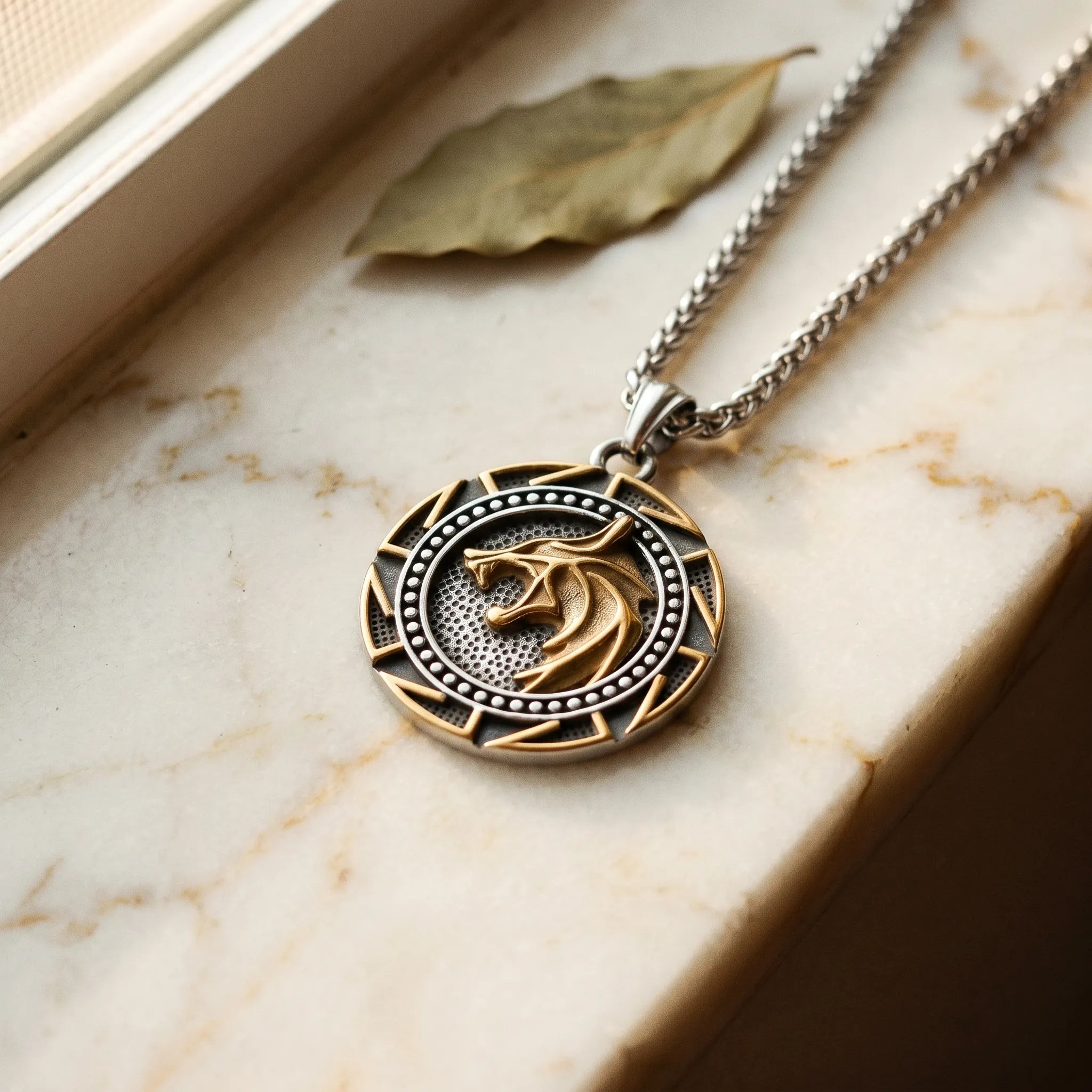 L'Odin — Collier pendentif loup viking runes nordiques (4 finitions) — présence variante · AURÆN Objets Sacrés