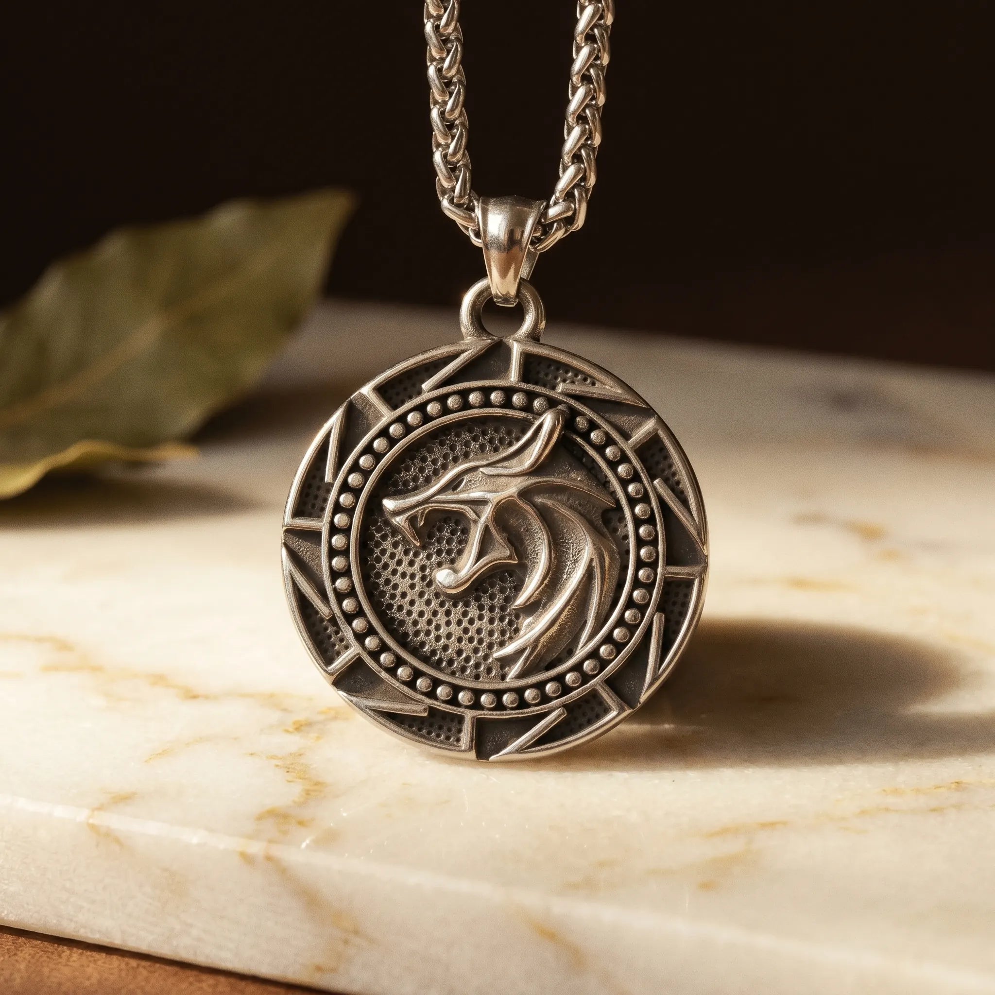L'Odin — Collier pendentif loup viking runes nordiques (4 finitions) — présence variante · AURÆN Objets Sacrés