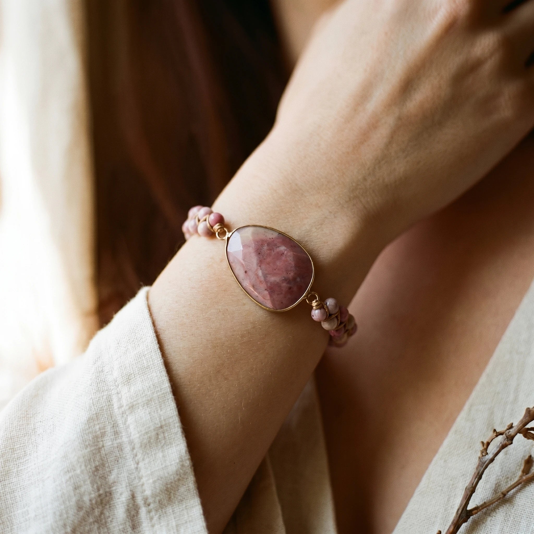 La Rhodonite — Bracelet pierre rose du pardon — porté · AURÆN Pierres d'Âme