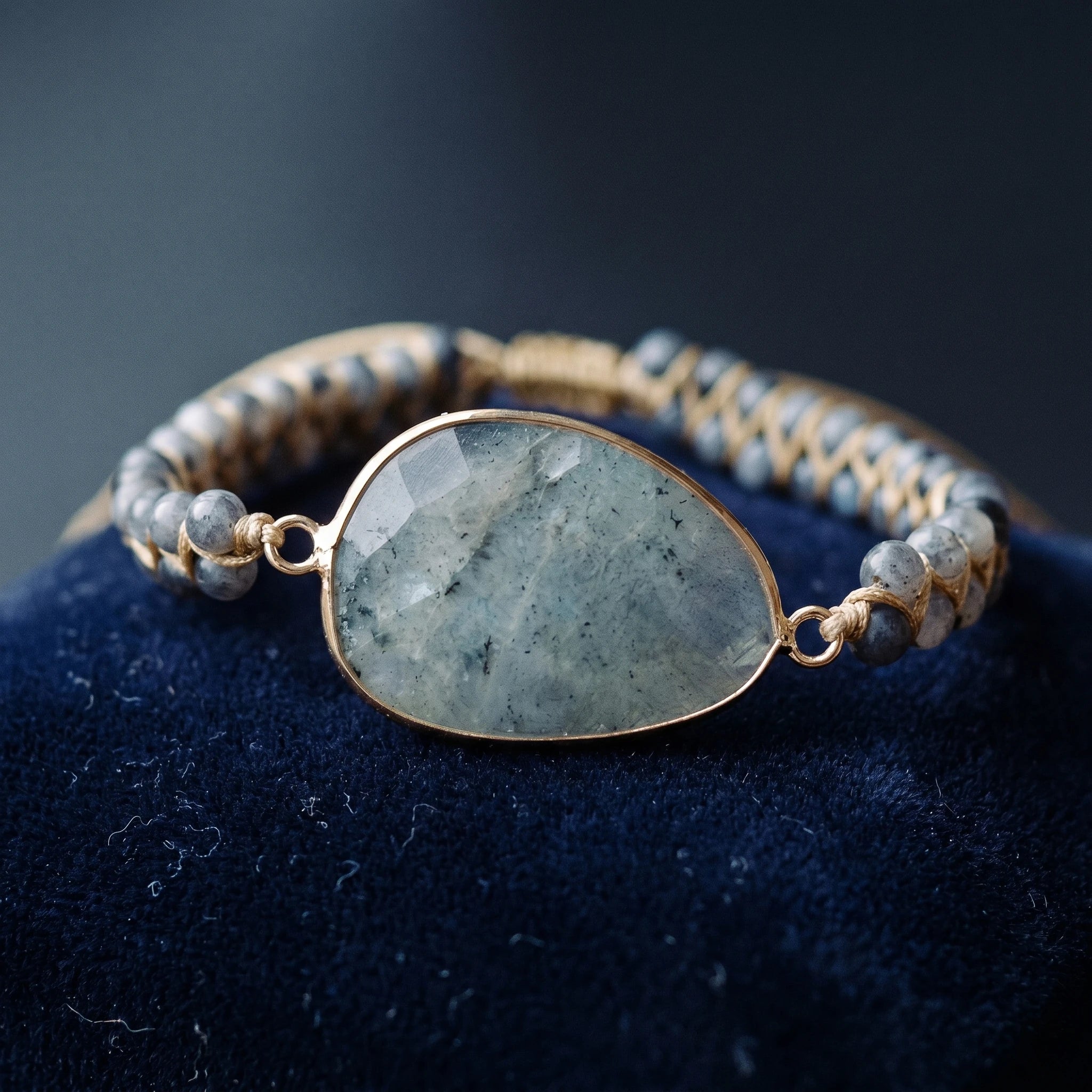 L'Amitié — Bracelet labradorite tressé esprit boho — détail matière · AURÆN Pierres d'Âme