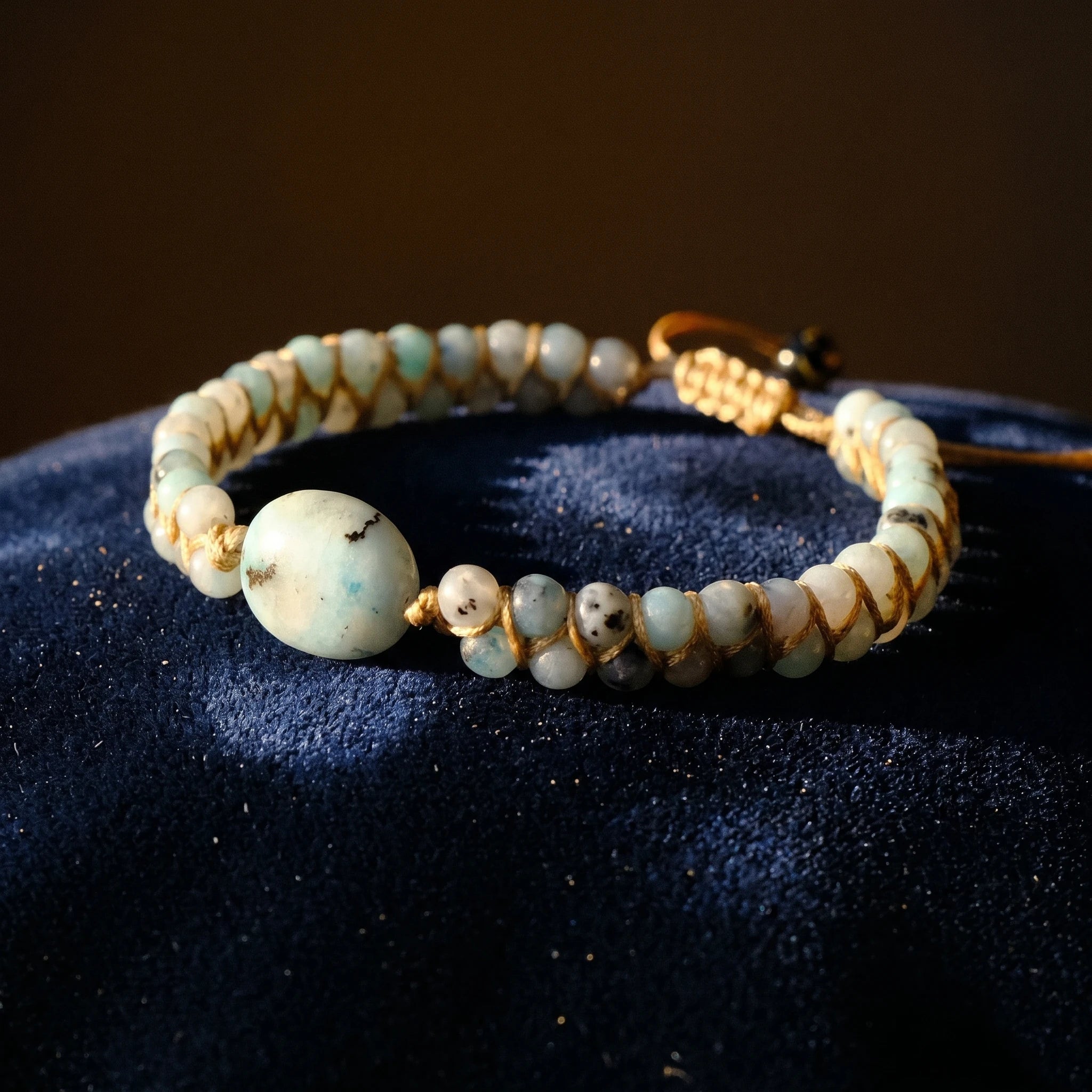 Le Jaspe Bleu — Bracelet pierre du ciel paisible — détail matière · AURÆN Pierres d'Âme