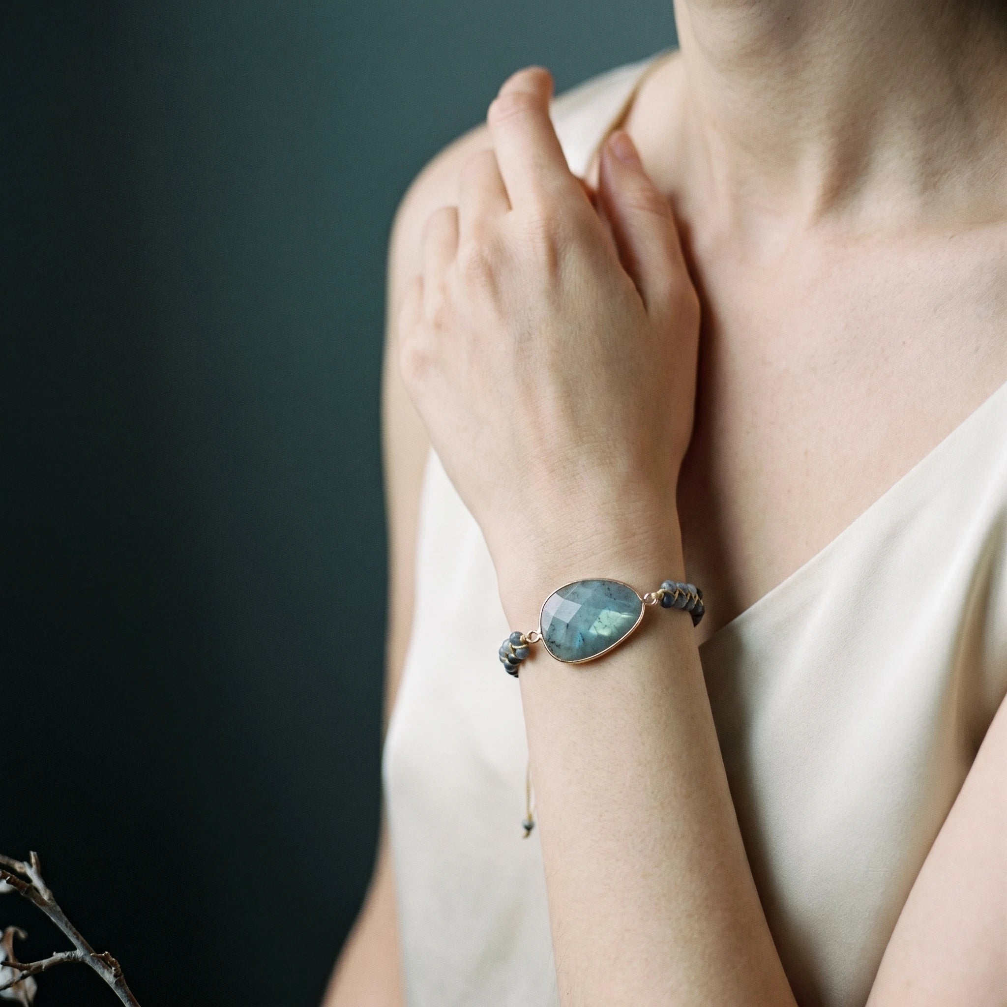 L'Amitié — Bracelet labradorite tressé esprit boho — porté · AURÆN Pierres d'Âme