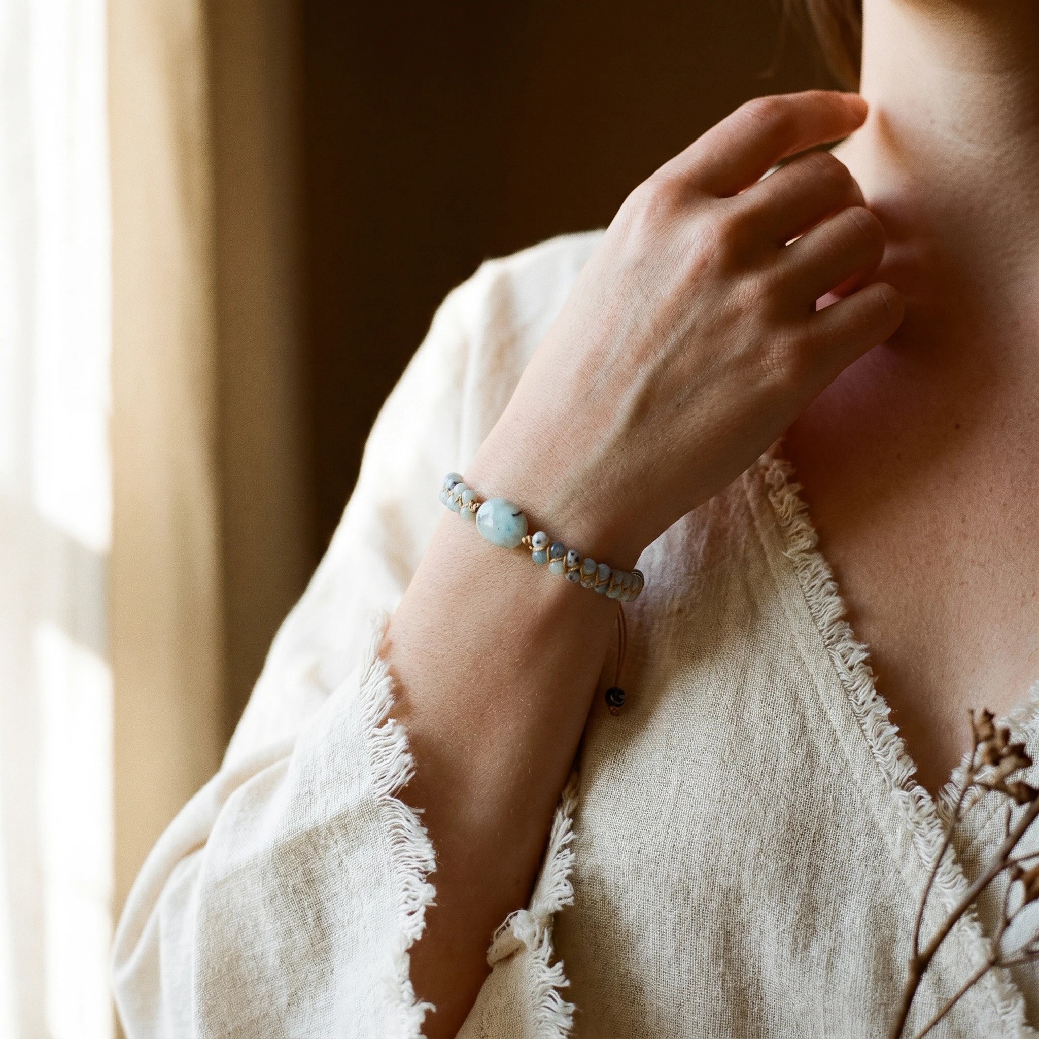 Le Jaspe Bleu — Bracelet pierre du ciel paisible — porté · AURÆN Pierres d'Âme