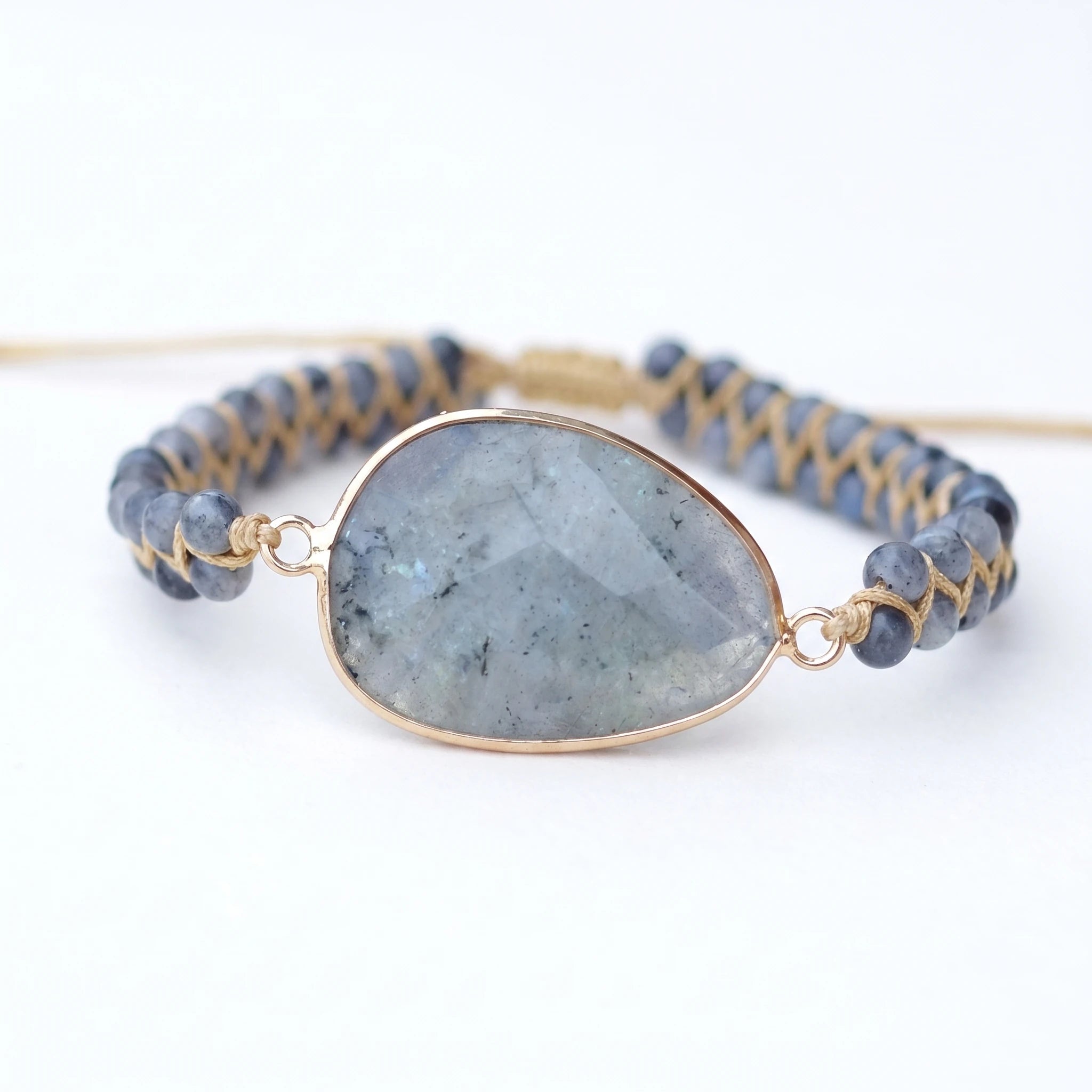 L'Amitié — Bracelet labradorite tressé esprit boho — packshot fond blanc · AURÆN Pierres d'Âme