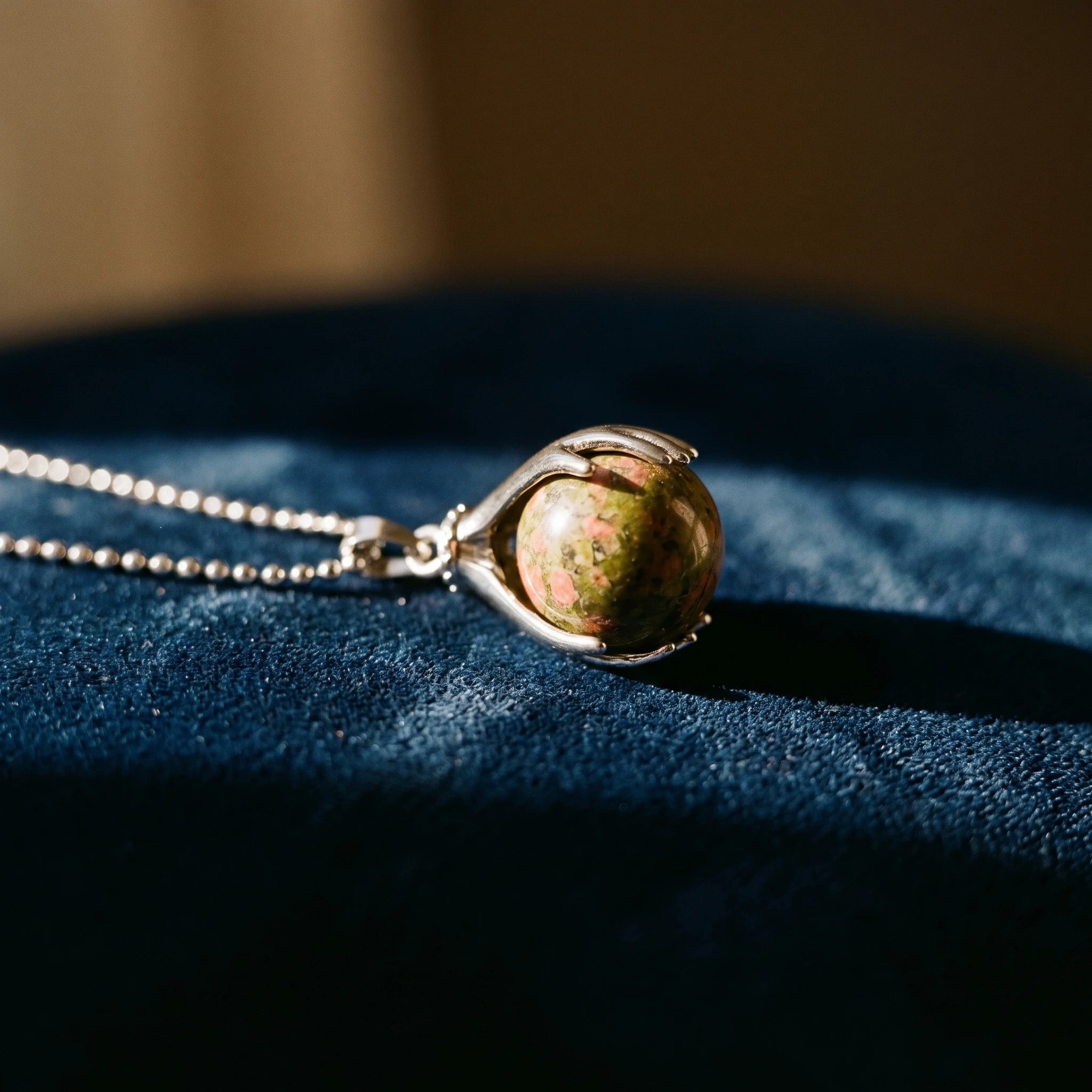 L'Unakite — Collier pendentif pierre verte et rose — détail matière · AURÆN Pierres d'Âme