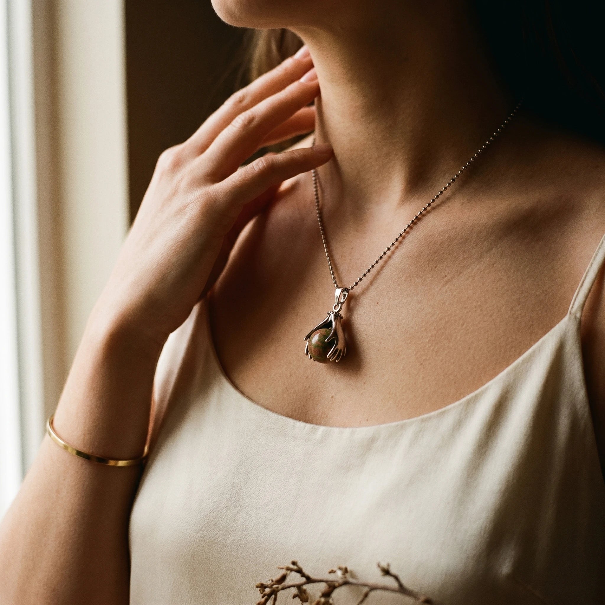 L'Unakite — Collier pendentif pierre verte et rose — porté · AURÆN Pierres d'Âme