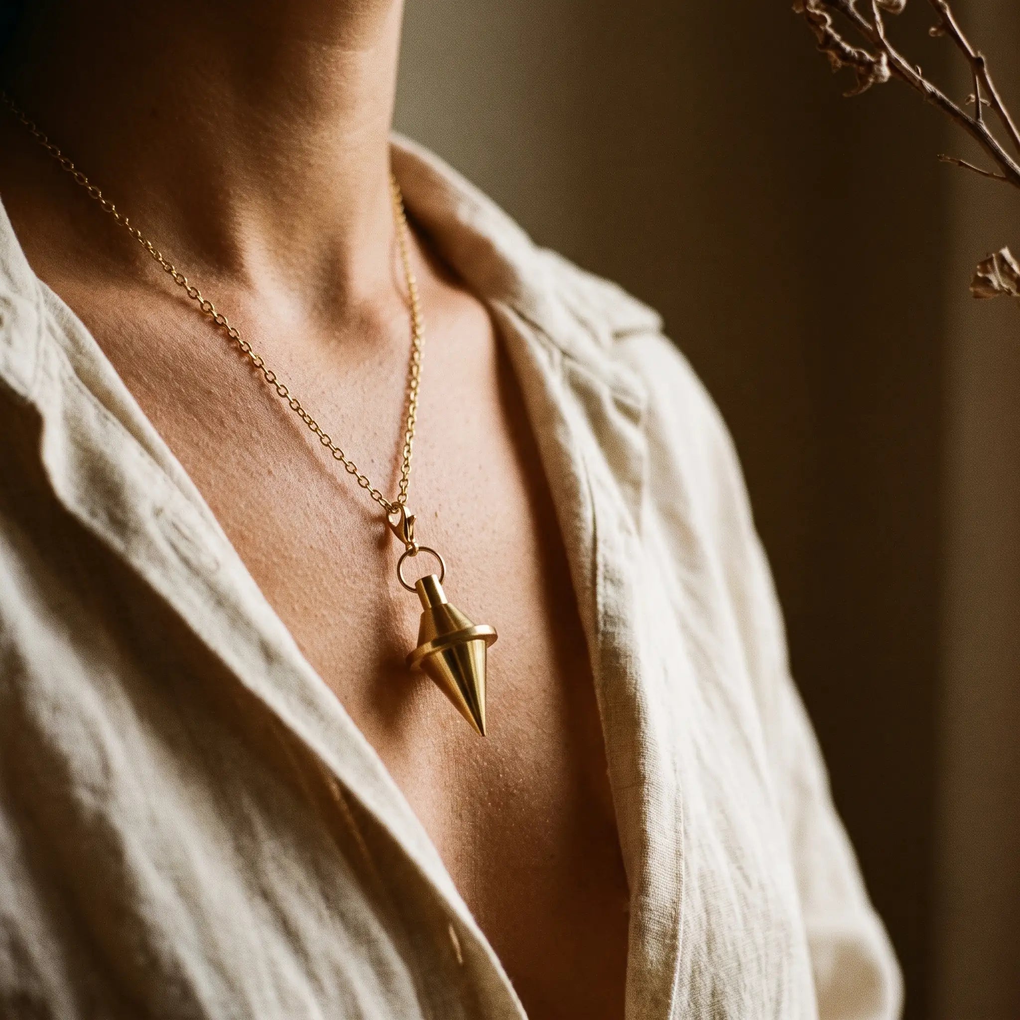 Le Classique — Pendule de divination métal — en situation · AURÆN Objets Sacrés