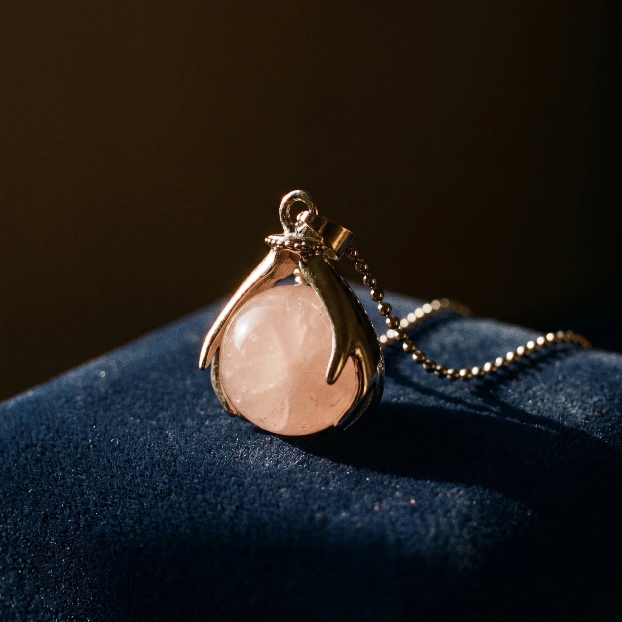 Le Quartz Rose Poli — Collier quartz rose taillé — détail matière · AURÆN Pierres d'Âme