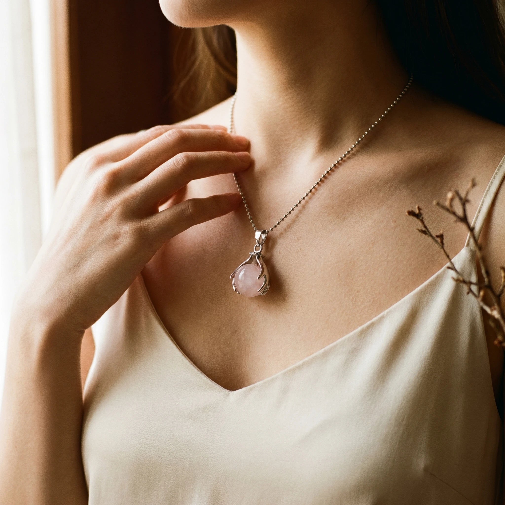 Le Quartz Rose Poli — Collier quartz rose taillé — porté · AURÆN Pierres d'Âme